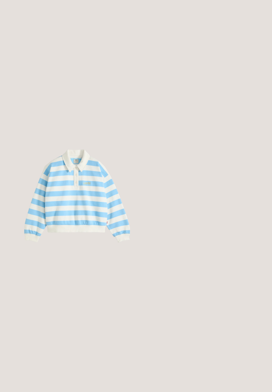 Langærmet polo med hvide og blå vandrette striber, tre knapper foran, hvid krave og gult Levi's-logo på brystet.; Lysblå denimjakke med frontlukning med knapper, to brystlommer, spidse kraver og lange ærmer med knapmanchetter.; Lyseblå denimjeans med afslappet pasform, kort længde, fem lommer og lukning med metalknap. Falmet struktur med diskrete syningsdetaljer.; Lav sko i lav model i mintgrønt ruskind med cremefarvede snørebånd og striber, brun sål og "GANT"-logo på siden.; Denim taske med en buet form, der har et navy og lyseblåt zebra-stribemønster, hvid strop og brandlogoet tydeligt præsenteret.; Par skinnende gyldne tykke hoop-øreringe med metalstifter på en lys grå baggrund.