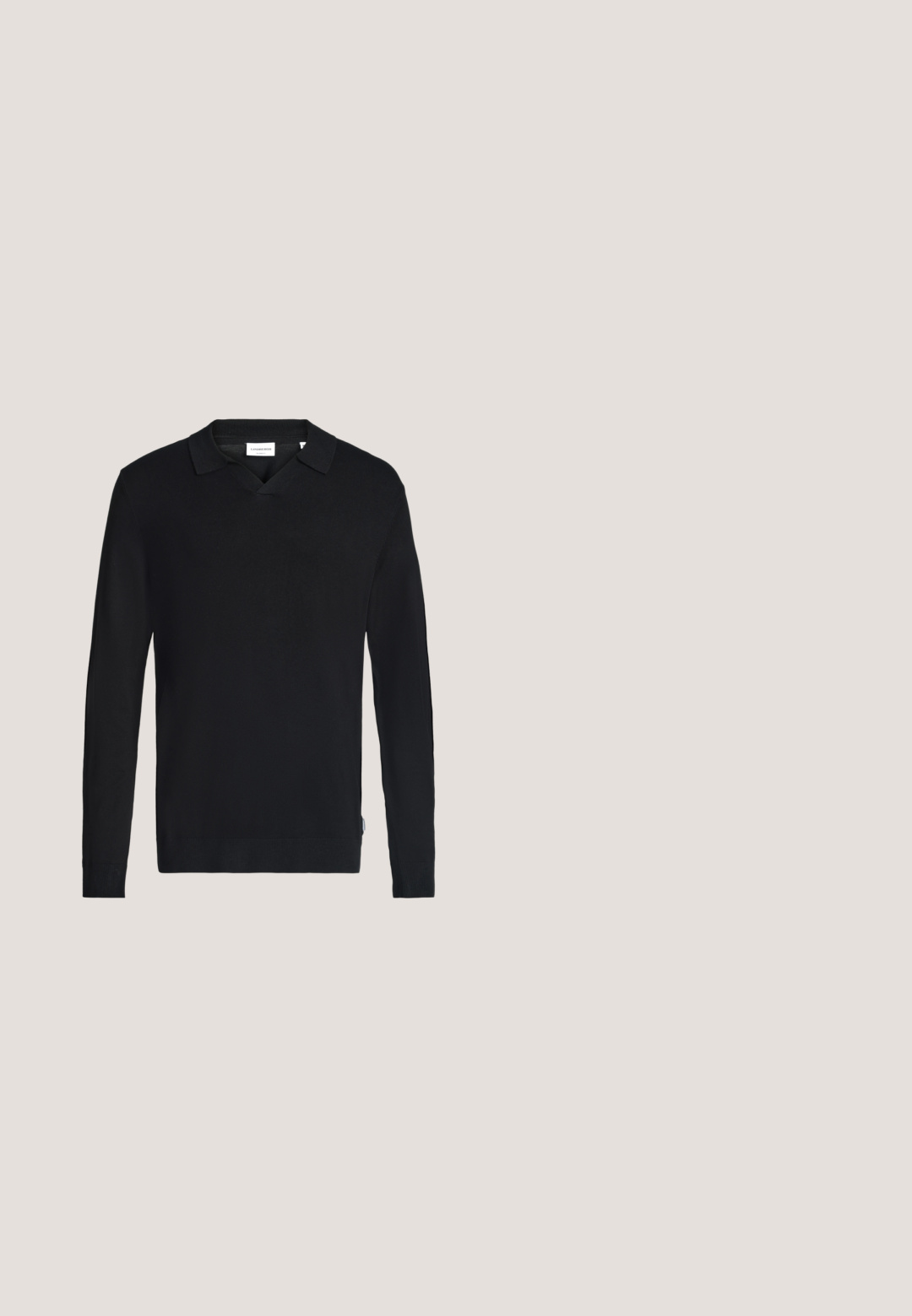 Zwarte lange mouw gebreide trui met een kleine kraag en V-hals opening, plat neergelegd op een lichtgrijze achtergrond.; Zwarte blouse met lange mouwen, knoopsluiting aan de voorkant, twee borstzakken en een gestructureerde kraag. Gemaakt van een stevige stof met een soepele textuur.; Zwarte slimfit broek met riemlussen, een voorste knoop en gulp, afgebeeld tegen een witte achtergrond.; Zwarte leren instapschoen voor nette gelegenheden zwevend boven een beige geweven vloerkleed, met een ronde houten salontafel en gestapelde boeken op de achtergrond.; Zwarte leren duffeltas met een rechthoekige vorm, dubbele handvatten, een afneembare schouderriem en minimale versieringen.; Zwarte leren riem met zilverkleurige rechthoekige gesp, opgerold op een effen witte achtergrond.