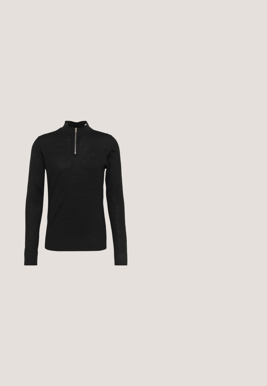 Pull noir à manches longues avec demi-fermeture éclair et col montant, affiché sur un fond gris clair uni.; Chemise noire à manches longues avec boutons, fabriquée en tissu lisse. Elle présente un col classique, une patte de boutonnage à l'avant, et un petit logo sur la poitrine.; Pantalon habillé noir sur mesure avec passants de ceinture et un pli devant, présenté sur un fond gris clair.; Botte Chelsea en cuir noir avec panneaux latéraux élastiques et petit talon empilé, vue de profil sur un fond clair uni.; Montre automatique Timex MK1 avec cadran noir, chiffres blancs, marqueurs de 24 heures, boîtier argenté et bracelet en cuir noir, affichant l'heure 10:09:35.; Ceinture en cuir noir avec boucle ovale argentée, bords cousus et petit logo embossé près de la pointe effilée, posée enroulée sur un fond blanc.