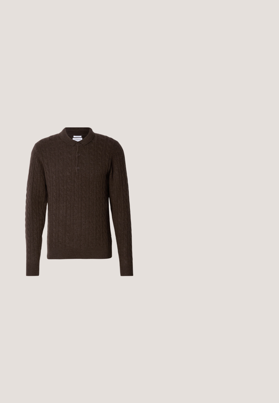 Mørkebrun strikket sweater med kabelmønster, lange ærmer, krave og tre knaplukninger foran.; Mørkebrun manchesterskjorte med lange ærmer, knappelukning, knappede nedadgående krave og hvide knapper foran og på manchetterne.; Brune fløjl bukser med lige ben design, der har en frontlukning med knap og standard bæltestropper. Glat tekstur og klassisk snit.; Brune læder oxford sko med brogue-detaljer, rund tå og snørelukning. Tykk sort gummisål med subtil tekstur.; Mørkebrun læder messenger taske med frontspænde og justerbar skulderrem, Polo Ralph Lauren-logo på den nederste frontpanel.; Brunt læderbælte med spænde i sølvmetal, der har en glat tekstur og et enkelt design. Inkluderer en løkke til justering og fastgørelse.