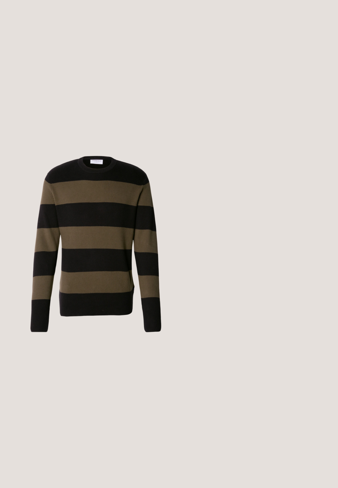 Lindbergh BLOCK STRIPE - Trui - olive; Zwarte blouse met lange mouwen, knoopsluiting aan de voorkant, twee borstzakken en een gestructureerde kraag. Gemaakt van een stevige stof met een soepele textuur.; Zwarte jeans met rechte pijpen, knoop- en ritssluiting, riemlussen en voor- en achterzakken, getoond tegen een effen witte achtergrond.; Zwarte leren enkellaarsjes met elastische zijpanelen, een gladde textuur, een afgeronde neus en een lage blokhak. Eenvoudig, strak ontwerp met minimale stiksels.; Zwarte leren duffeltas met een rechthoekige vorm, dubbele handvatten, een afneembare schouderriem en minimale versieringen.; Zwarte leren riem met een gladde textuur, voorzien van een rechthoekige zilveren metalen gesp en een klassiek ontwerp.