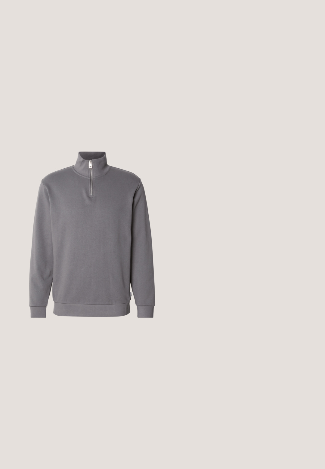 Grå zip-hals sweatshirt med lange ærmer. Fremstillet af blødt stof, med en kvart længde lynlås og ribkant ved ærmer og kanten.; Sort og gråstripet fløjlsskjorte med knap-ned krave, to brystlommer og lange ærmer. Tekstureret stof med en glat overflade.; Lyseblå straight-leg denim jeans med falmede detaljer, frontknap og lynlås samt fem-lomme design inklusive et lille Calvin Klein mærke på lommen.; Sort læder ankelstøvle med elastiske sidepaneler, rund tå, minimalistisk design, hæsestrop og prægede brandlogo på bagsiden.; Sorte metal solbriller med rektangulære mørkegrå linser. Skildpadde-mønstret tip og næsepuder for komfort. Tyndt rammedesign.; Sort messenger taske lavet af glat nylon med klaplukning, justerbar rem og hardwaredetaljer i sølvfarve. Kompakt og funktionelt design.