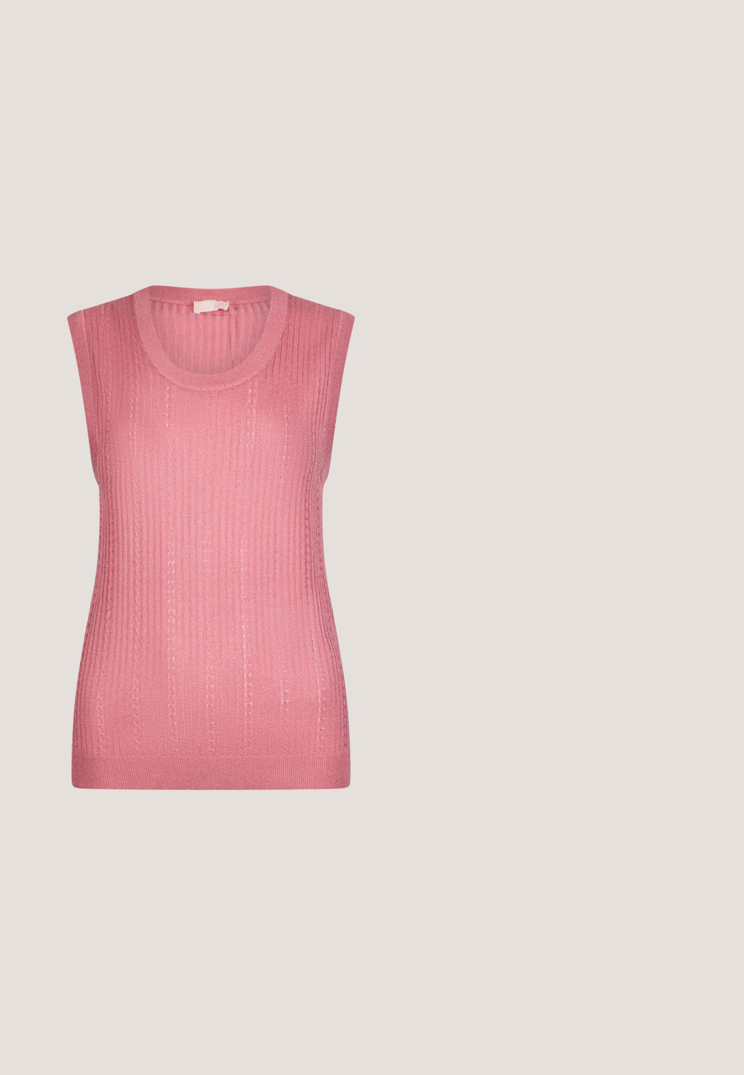 Gilet en maille rose sans manches avec une texture côtelée et un col rond, présenté sur un fond blanc.; Veste rose cropped à manches longues, motif texturé en rose, col rond et fermeture par nœud à l'avant. Design féminin avec un tissu doux et superposé.; Jupe mini en laine à motif vichy rose et crème, dotée de deux poches avant avec des boutons décoratifs et d'un ourlet frangé.; Escarpin à bout pointu avec des panneaux en satin rose, violet et aqua et des accents métalliques dorés. Talon aiguille et texture lisse.; Sac bandoulière rectangulaire en cuir rose pâle avec chaîne dorée, détail du logo et sangle réglable sur fond blanc.; Boucles d'oreilles pendantes en or avec de grandes pierres précieuses en forme de goutte violette entourées de petits cristaux clairs sur un fond uni.