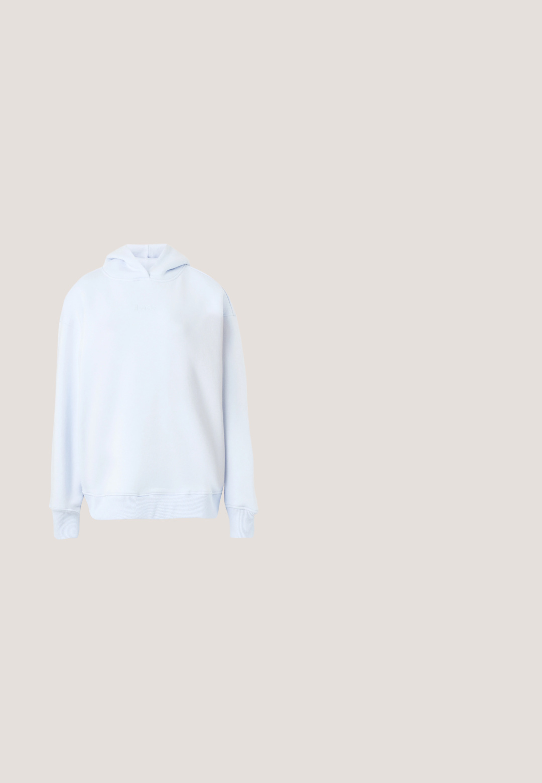 Hellblauer Hoodie aus weichem Stoff, mit einer vorderen Kängurutasche, gerippten Bündchen und einem dezenten gestickten Logo auf der Brust.; Weißes, langärmliges Hemd mit Knöpfen und Kragen, mit einem kleinen grünen Krokodil-Logo auf der linken Brust.; Jeansrock in Hellgrau mit einem verwaschenen Texture, ausgestattet mit einem geknöpften Taillenbund, Fronttaschen und einem leicht gewölbten Saum.; Samsøe Samsøe SABRENTA  - Cowboy-/Bikerstiefelette - black; Schwarze Ledertasche mit kurzen Griffen und geprägtem EA7 Emporio Armani Logo auf der Vorderseite, Reißverschluss oben.; Paar glänzende silberne Creolen mit dünnen Drahtverschlüssen, dargestellt vor einem hellgrauen Hintergrund.