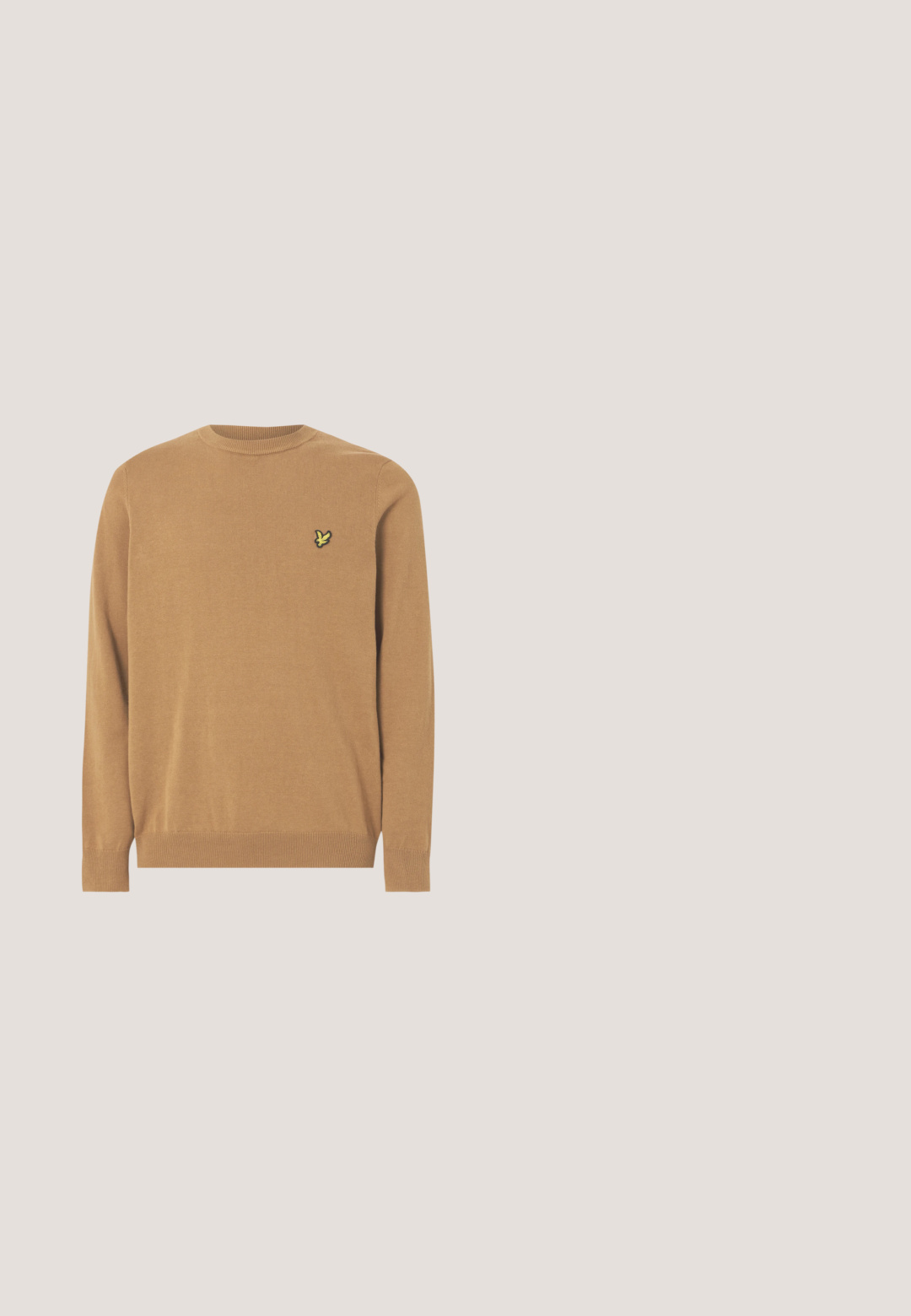 Suéter de algodón marrón con cuello redondo, mangas largas, puños acanalados y un logo bordado amarillo en el lado izquierdo del pecho.; Camiseta beige de manga corta con cuello redondo y logo en relieve "HUGO" centrado en el pecho.; Pantalones marrones a medida con corte recto, pinzas simples, trabillas para cinturón y cierre frontal con botón. Tela suave con una textura mate.; Mocasín de ante beige con suela negra flotando sobre suelo alfombrado claro, junto a una mesa de café ovalada marrón brillante en una habitación moderna.; Gafas de sol de forma cuadrada con lentes verde oscuro, montura metálica dorada fina y patillas negras sobre fondo blanco.; Bolso cruzado de ante marrón con superficie texturizada, forma rectangular, detalle de logotipo en el frente y correa ajustable de tela. Accesorios de metal plateado.