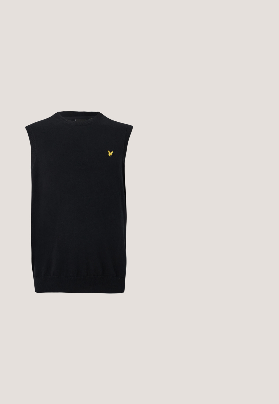 Zwarte mouwloze gebreide vest met geribde ronde hals en zoom, met een klein geel geborduurd vogel-logo op de linkerborst.; Witte lange mouwen shirt van katoen, met een button-down kraag, een groen geborduurd logo op de linkerkant van de borst en rechte mouwen.; Zwarte op maat gemaakte broek met rechte pijpen, plooien in de taille, riemlussen en zijzakken met een split, getoond op een effen achtergrond.; Zwarte leren loafer met een gladde textuur, spitse neus en een decoratieve band over de wreef. Lichtgewicht zool, minimalistisch ontwerp.; Groene stropdas met marineblauwe en witte diagonale strepen op een lichtgrijze achtergrond.; Zwarte synthetische riem met een gestructureerde afwerking, voorzien van een zilveren metalen gesp en een reliëflogo. De riem is enkel gelaagd, plat en slank.
