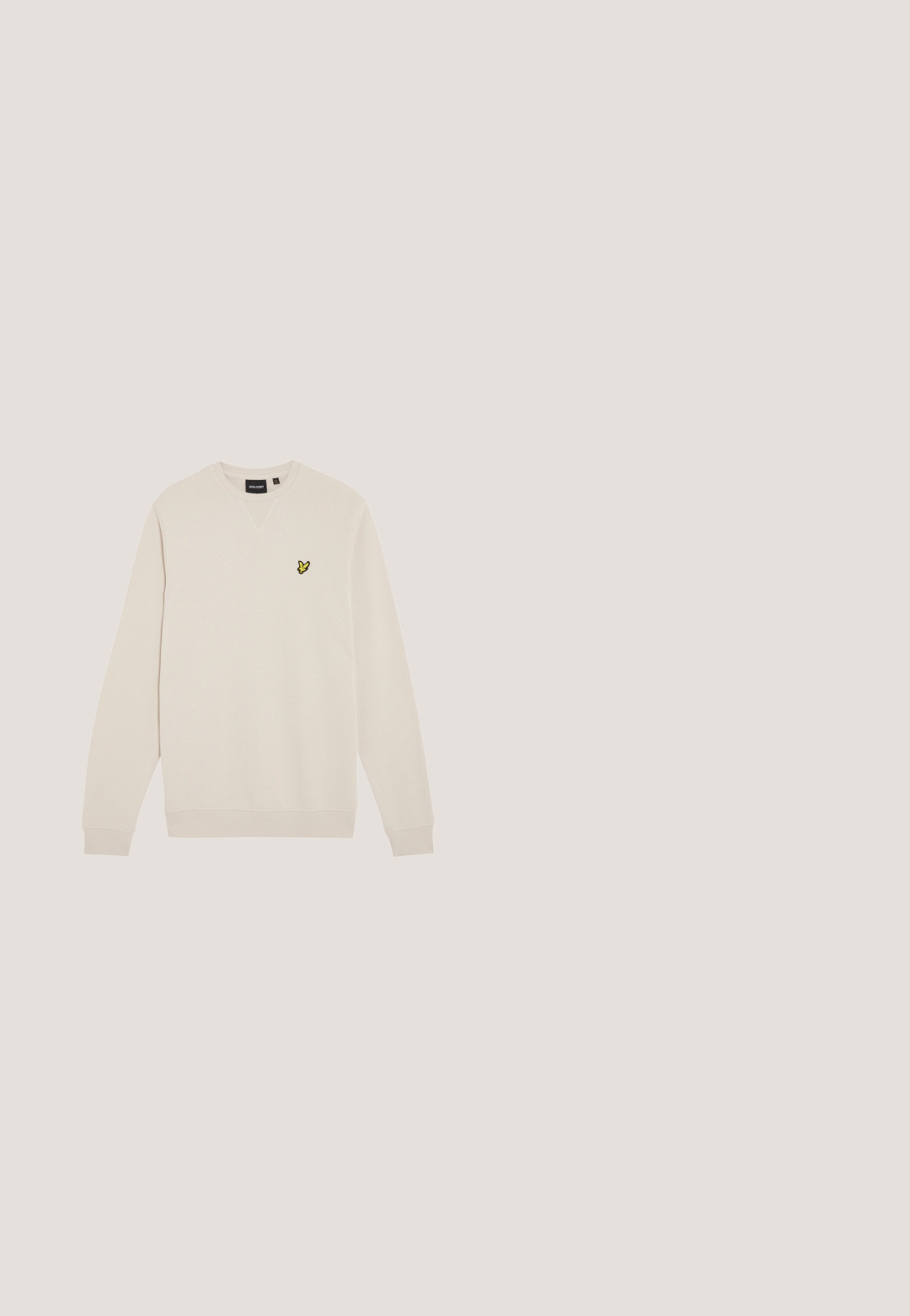 Lyse beige sweatshirt med lange ærmer, V-hals design, ribbet manchet og kant. Har en lille gul fuglelogo på brystet.; Olivengrøn skjortejakke med knapper, to brystlommer med klap, to sidelommer, lange ærmer og krave.; Lyseblå denimjeans med lige ben, der har fem lommer, diskret falmning og klassiske syningsdetaljer.; Hvid Calvin Klein lavt sneakers med snørebånd, gummisål og logo-tag, svævende over gråt poleret gulv nær glasblokvæg.; Canvas tote bag i off-white, med korte håndtag og teksten "LES DEUX" trykt i fede sorte bogstaver. Holdbart, simpelt design.; Brun læderbælte med en mat sort metalspænde, der har en glat overflade og en tilspidset ende. Inkluderer enkle syninger.