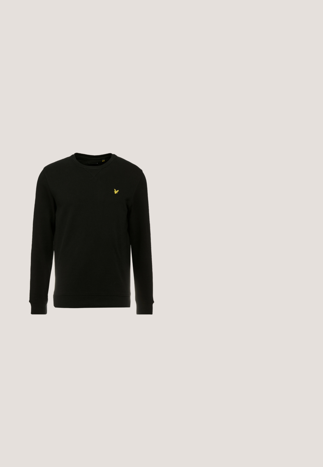 Sweatshirt noir en coton, avec des manches longues et un col rond. Logo d'oiseau jaune remarquable sur la poitrine gauche. Texture lisse.; Polo en tissu bleu clair avec des manches courtes, un col, une patte de boutonnage à trois boutons et des accents blancs contrastants sur le col et les manches.; Chinos beiges en coton avec une texture lisse. Comprend une fermeture à bouton, des passants de ceinture et une taille fuselée vers la cheville.; Botte chelsea en cuir noir avec une finition lisse, bout rond et lacets. Dispose d'une semelle résistante et d'une petite languette à l'arrière.; Lunettes de soleil à monture noire avec des verres dégradés violet en forme de carré arrondi, reposant sur une surface blanche.; Sac de voyage en cuir noir de forme rectangulaire, avec deux poignées, une bandoulière amovible et des ornements minimalistes.