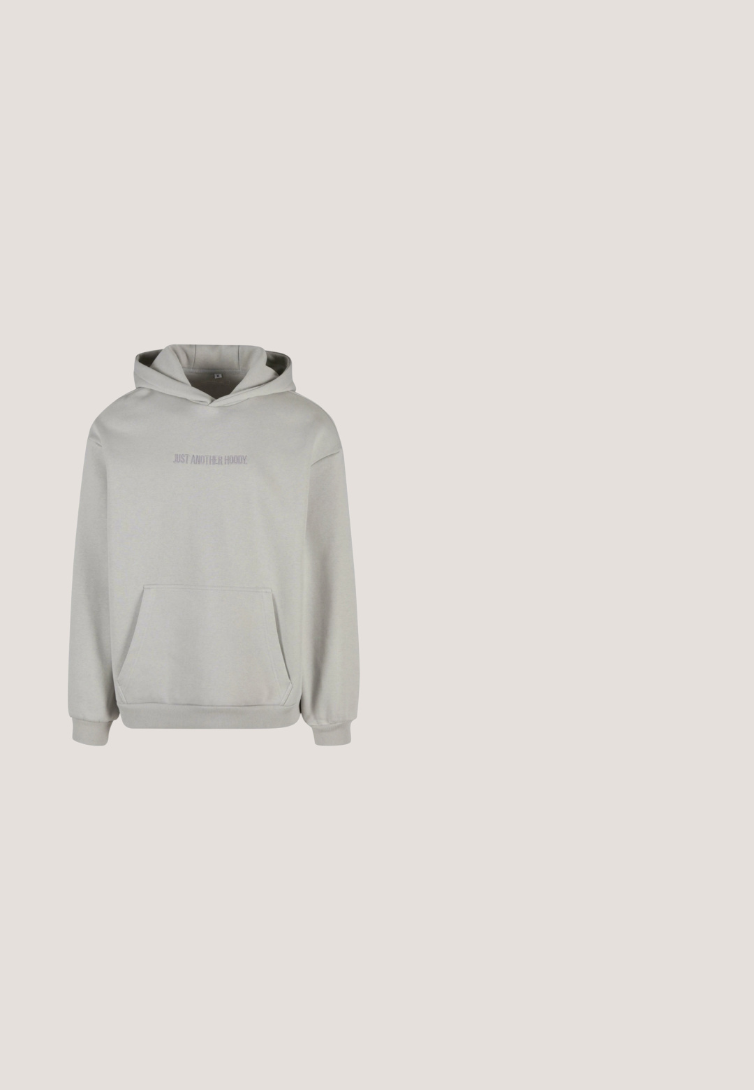 Lys grå hættetrøje med frontlomme, ribbede manchetter og kant. Har teksten "BARE EN ANDEN HÆTTETRØJE." broderet på brystet.; Hvid bomulds t-shirt med korte ærmer, rund halsudskæring, med et sort "K" og spade logo på venstre bryst. Glat tekstur.; Sorte joggebukser med elastisk talje, ribbede manchetter og en baglomme. Har et lille logo-detalje nær taljen.; Hvide læder Nike Air Force 1 sko med grønne detaljer, snøre og sål; med perforeret tå og guld detaljer på snøreområdet.; Grå mat solbriller med lyseblå linser. Firkantet form med let buede kanter. Mærkenavnet "Hawkers" præget på stellet.; Sort rektangulær skuldertaske med tekstureret forpanel, synlig lynlås og bred justerbar skulderrem på hvid baggrund.