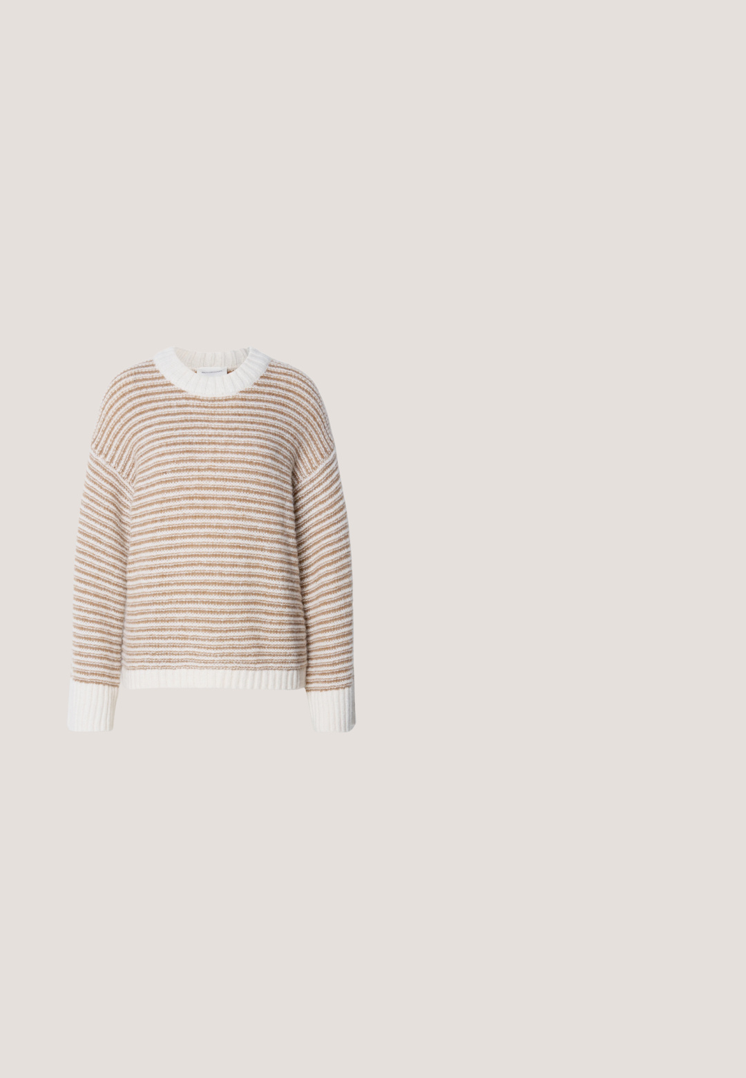 Kermakko ja beige raidallinen neulepusero, jossa on pyöreä ribbatun kaula-auko ja ribbatut hihansuut. Neulottu rakenne, löysä istuvuus ja pitkät hihat.; Denimpaidassa on kaulus, napitettu etuosa ja puffihihat. Siinä on vyötärölle vyö ja kontrastiväriset tikkauslangat. Tummansininen väri.; Denimshortsit, joissa on väljä istuvuus, tumma sininen väri, korkea vyötärö, etutaskut ja saumoissa ommeltu koristelu.; Copenhagen Shoes FRANCES - Korolliset pistokkaat - beige; Tummanruskea kuvioitu nahkainen käsilaukku, jossa on kaksi kahvaa, olkahihna ja kohopainettu "KARL LAGERFELD PARIS" logo edessä.; Hopeaorkidea-solki, jossa on neljä texturoitua terälehteä, keskellä pyöreä yksityiskohta, sileä pinta, kiiltävä viimeistely ja hienovaraiset uurteet terälehdissä.