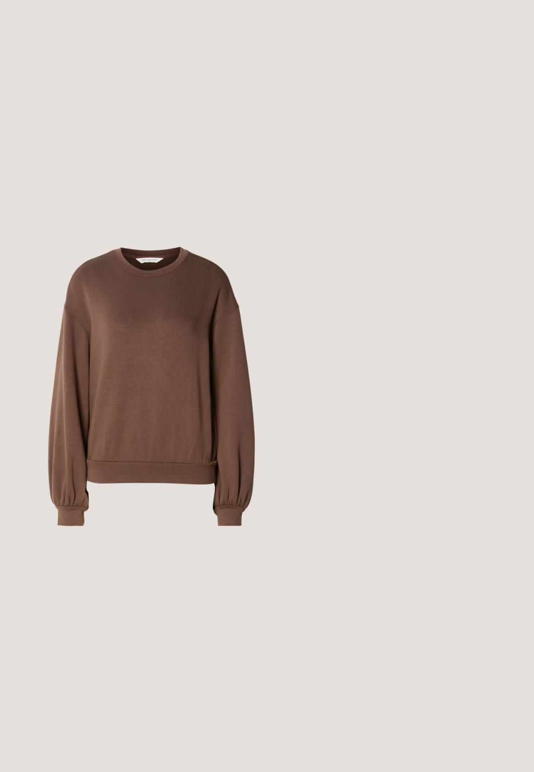 Ruskea pullover-sweatshirt pehmeästä materiaalista, jossa on pyöreä pääntie, pitkät pallohiha ja resorimainen helma. Sileä tekstuuri ja vähäiset yksityiskohdat.; Ruskea ja valkoinen nappikauluspaita, jossa on aaltoa muistuttava kuvio. Valmistettu teksturoidusta materiaalista, jossa on kaulus ja yksi rintatasku.; Ruskeat leveälahkeiset housut, joissa on etuhelmat, vyölenkit ja sivunapit vyötäröllä, valmistettu teksturoidusta kankaasta.; RAID DEBRA - Nilkkurit - brown; Pieni kiiltävä tummanruskea nahkainen olkalaukku, jossa säädettävä hihna, yläkahva ja kultainen vetoketjusuljin.; Kirkas akryylirenkaiden korvakorut kultaisilla yksityiskohdilla, joissa on kaareva muotoilu ja läpinäkyvä solki. Liukas pinta, minimalistinen tyyli.