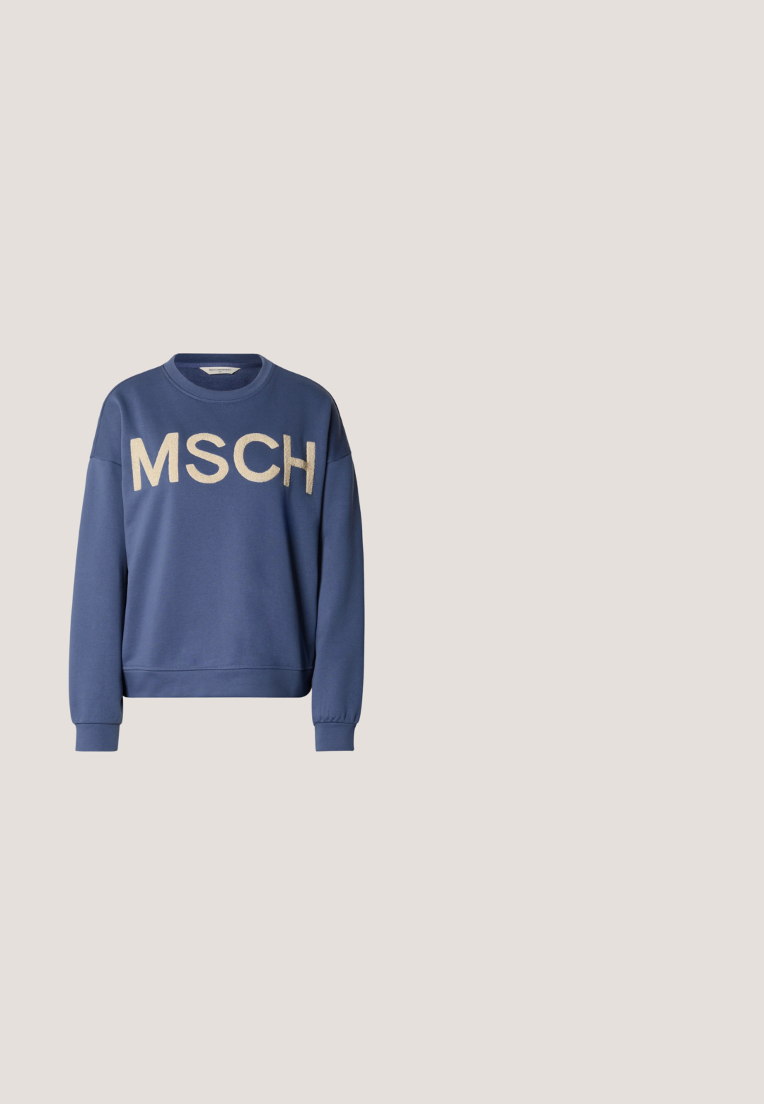 Blauwe sweatshirt met ronde hals, lange mouwen en goudkleurig geborduurd "MSCH" op de voorkant. Zachte stof met een ontspannen pasvorm.; Lichtblauw overhemd met lange mouwen, een kraag, een afgeronde zoom en vijf knopen aan de voorkant; gemaakt van gladde, lichte stof.; Denim flare jeans in middelblauw met een hoge taille, vijf zakken en tonale stiksels. Voorzien van een knoop- en ritssluiting.; Zwarte sneakers met een glad leren bovenwerk, een grijs paneel met structuur en een witte tussenzool. Voorzien van ronde veters en branding aan de zijkant.; Marineblauwe gestreepte leren tote bag met contrasterende rode handvatten, voorzien van een minimalistisch ontwerp en een klein logo op het midden van de voorkant.; Zwarte hars oorbellen in de vorm van een ring met een glanzende afwerking en accenten van zilverkleurig metaal. Cirkelvormig met een uitsparing en een sluiting met post. 