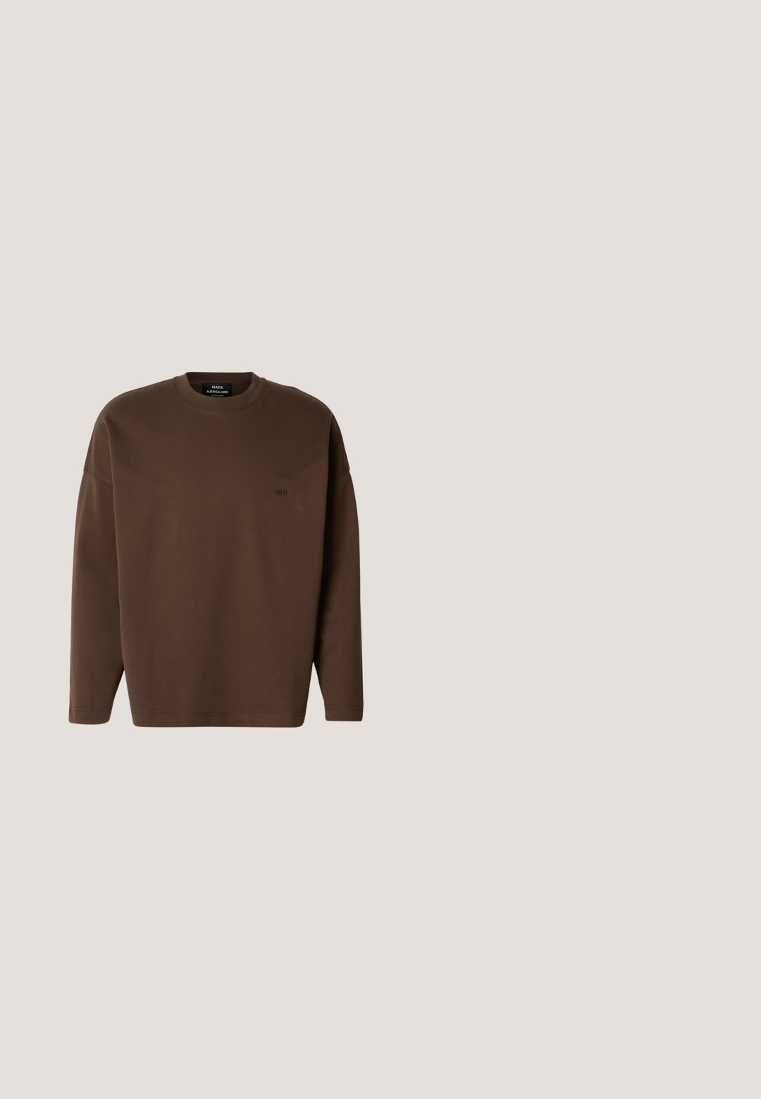 Pruun särk, millel on pikad varrukad, soonikkoes kaelus ja diskreetne tikand rinnal. Valmistatud pehmest, tekstuurilisest kangast.; BOSS CRAIG - Pluus - medium beige; Tumed rohelised linased püksid, mugav lõige, paelaga vöökoht ja laiad sääred, sile tekstuur ja ilma nähtavate mustriteta.; Pruun seemislibisega king, millel on punutud beež vahe- ja tekstureeritud kummist välistald, nähtav valgel taustal külgvaates.; Õlivahelad seljakott esistaskuga, hõbedaste tõmblukukinnitustega, väike käepide peal ja reljeefne "KL" logo alumises paremas nurgas.; Mustast kootud kangast vöö hõbedase metallist pandla ja musta nahast detailidega, keritud helehallil taustal.