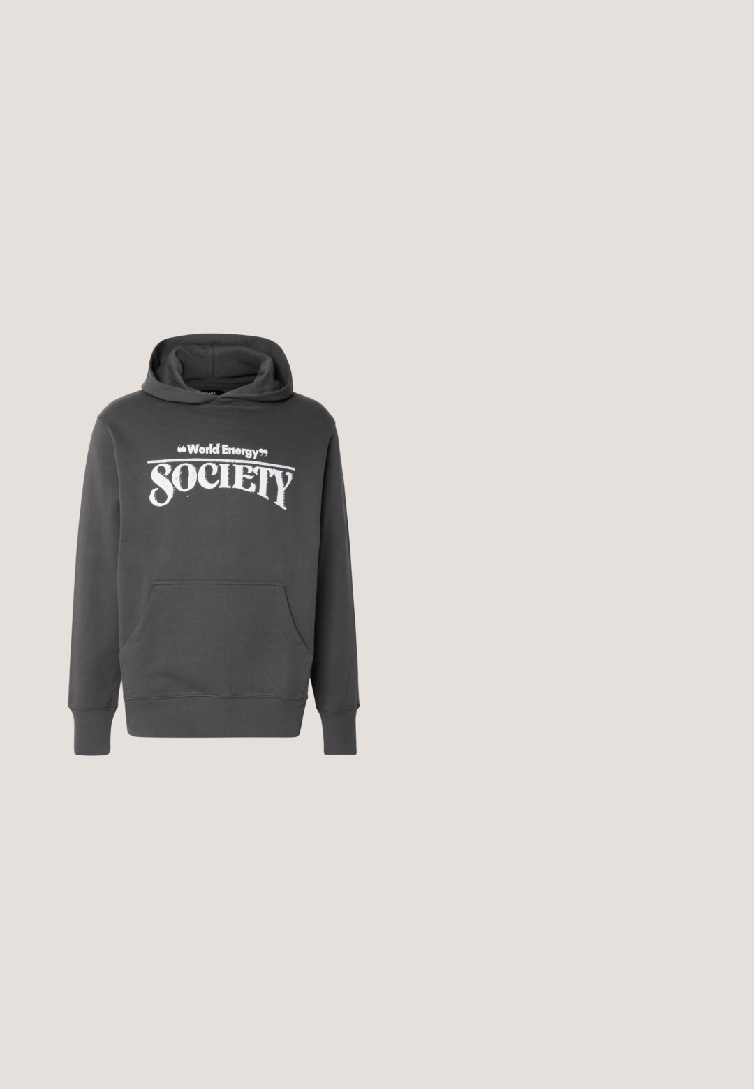 Grauer Hoodie aus weichem Material mit einer Fronttasche, gerippten Bündchen und dem in weißem Text auf der Brust aufgedruckten "World Energy Society".; Schlichtes schwarzes Baumwoll-T-Shirt mit kurzen Ärmeln, Rundhalsausschnitt und Markenlabel "WEEKDAY" innen am Kragen auf hellem grauem Hintergrund.; Helleblaue Jeans aus Denim mit geradem Bein, fünf Taschen, Knopf- und Reißverschluss sowie einem leicht ausgeblichenen Finish.; Grauer Wildleder-Sneaker mit goldenen Akzenten, strukturierten Einsätzen und passenden Schnürsenkeln. Verfügt über eine gepolsterte Sohle und ein Logodetail an der Seite.; Schwarze rechteckige Sonnenbrille mit hellbraunen Gläsern, die über ein dickes Gestell, eine eckige Form und subtile goldene Akzente an den Bügeln verfügt.; Schwarze Stoff-Schultertasche mit texturiertem Äußeren, verstellbarem Schultergurt und Kordelzugverschluss. Verfügt über auffällige Nähte und ein seitliches Etikett.