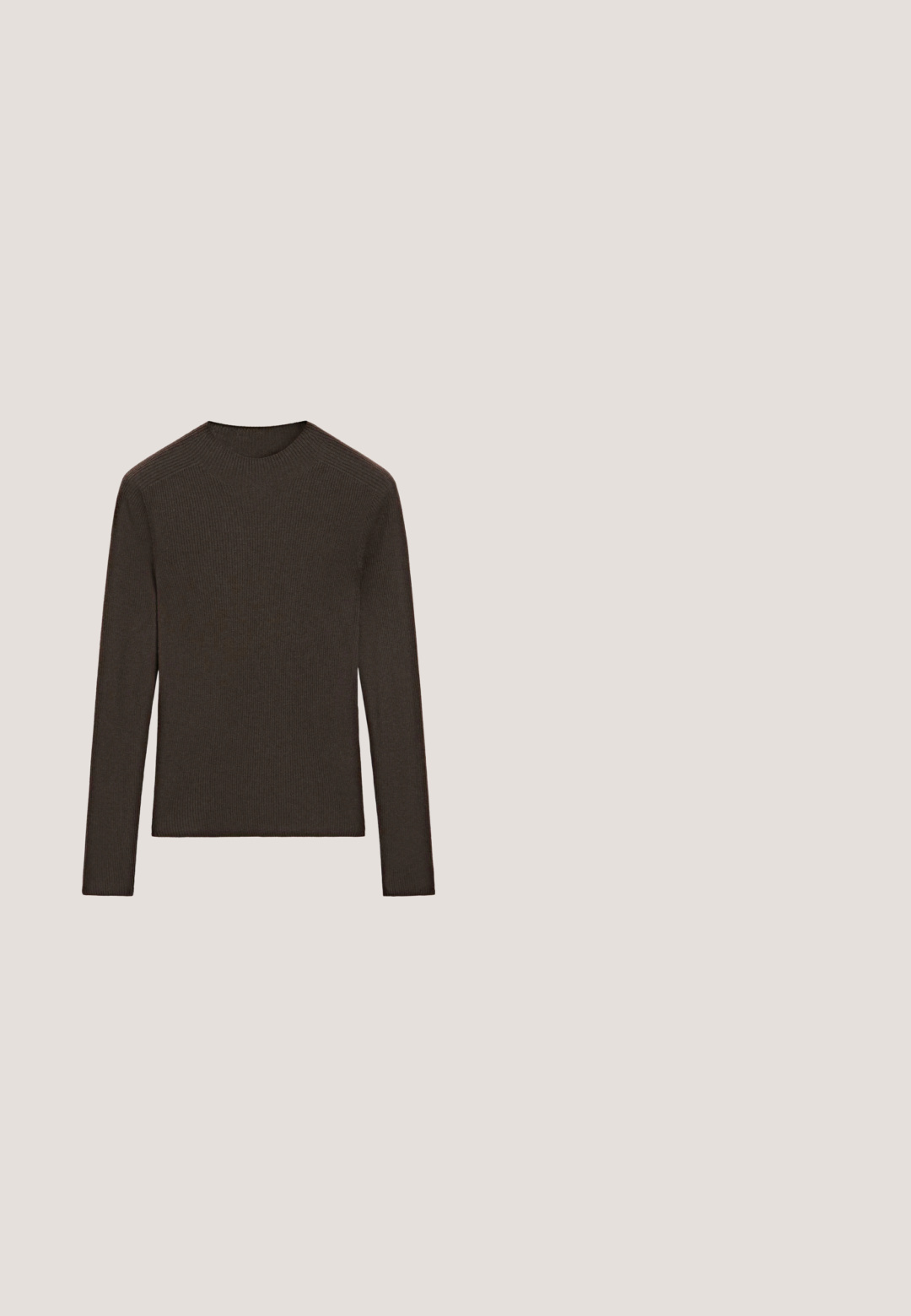 Mørkebrun langærmet ribstrikket sweater med rund hals og figursyet silhuet vist på hvid baggrund.; Ærmeløs mørkebrun haltertop med dyb V-hals og tre store runde knapper ned foran, design med tætsiddende talje.; Mørkebrune bukser med lige ben, bæltestropper, sidelommer og forreste folder på en hvid baggrund.; Beige ruskindsklipklapper med rund tå, justerbar rem og spænde, kork-mellemsål og tekstureret sort gummisål for godt greb.; Brune oversized rektangulære solbriller med tykke stel og matchende tonede linser vist mod en hvid baggrund.; Brun ruskindstaske med mørkebrune læderhåndtag og justerbar skulderrem, forrest lynlåslomme og guldfarvet lynlåshardware.