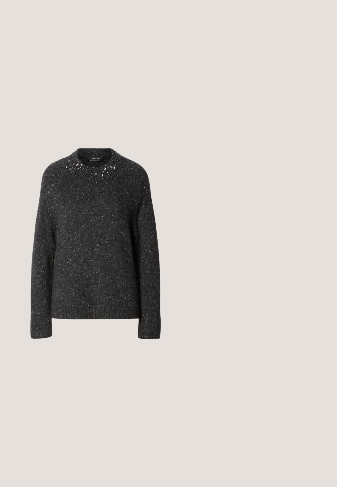 Pull en maille gris foncé avec un col rond, orné de légers éclats et de détails embellis autour du col.; T-shirt en coton blanc avec des manches courtes, un col rond, une coupe décontractée, et sans motifs ni graphiques visibles. Texture lisse et design simple.; Pantalons larges plissés gris avec une texture lisse, une taille ajustée et sans matériel visible. Conçus pour un ajustement décontracté.; Mocassin en cuir noir avec une sangle à boucle dorée, semelle épaisse, présenté flottant au-dessus d'un tapis beige avec une table en bois marron en arrière-plan.; Sac d'épaule en daim vert olive avec sangle réglable et fine ceinture décorative ornée de détails en métal doré.; Boucles d'oreilles en argent avec un design en spirale. Surface lisse et réfléchissante avec de petites courbes accentuées. Forme compacte adaptée à un port facile.