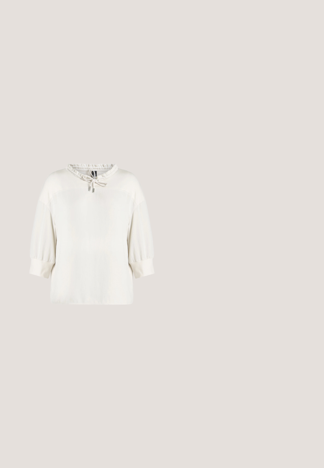 Blouse blanche à manches longues avec poignets élastiques et encolure froncée avec un cordon noué à embouts métalliques.; Blouse sans manches crème avec un col rond, cinq boutons dorés décoratifs sur le devant, taille cintrée et légère évasée à l'ourlet.; Pantalon ample crème à taille haute avec panneaux latéraux texturés, présenté sur un fond uni.; Escarpin en cuir beige à talon haut avec un bout pointu et un détail découpé sur le côté, possédant un talon stiletto fin pour le soutien.; Petit sac pochette blanc texturé avec une bandoulière chaîne dorée et un monogramme d’initiales dorées sur le rabat avant.; Boucles d’oreilles créoles dorées avec un design texturé et un groupe de petits cristaux clairs près du fermoir sur fond blanc.