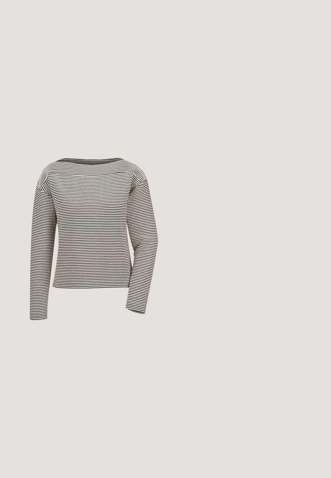 T-shirt à manches longues avec des rayures horizontales noires et blanches. Il présente un décolleté bateau large, une silhouette légèrement raccourcie et une texture côtelée.; Veste cropped en denim bleu avec un devant à boutons, deux poches poitrine et un col classique avec une texture délavée.; Pantalon en denim rose clair avec une ceinture à nouer, doté d'un bouton à l'avant, de passants pour ceinture et de deux poches avant, présentant un tissu texturé.; Baskets blanches basses avec une semelle épaisse, accent doré métallisé au talon, et logo "GUESS" sur le côté et la semelle.; Sac à main tissé rayé verticalement noir et blanc avec une anse blanche courbée et une fermeture en métal doré.; Bague en or présentant une forme ovale avec une barre droite au centre, une texture lisse et une bande fine qui s'affine à l'arrière.