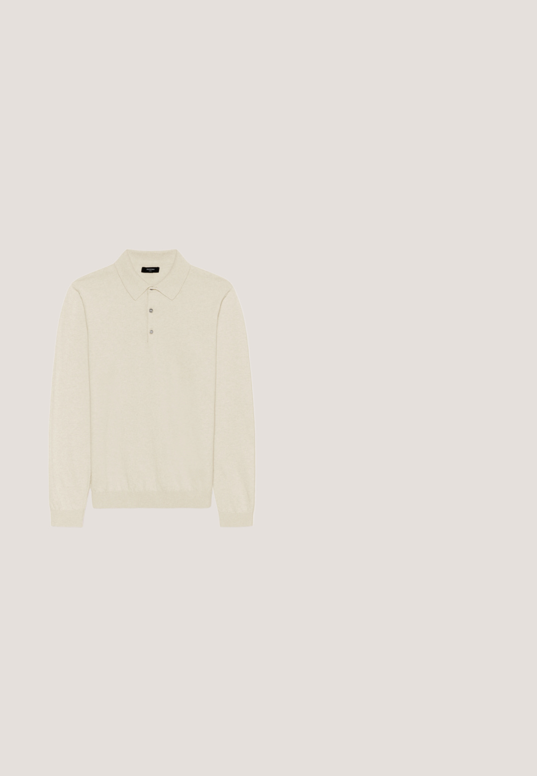 Beige langemouw polo shirt gemaakt van zachte stof, met een puntige kraag, een drieknops sluiting en geribbelde manchetten. Geen patronen of accenten.; Bruine overhemdd met een gestructureerd draaiend patroon, lichtgewicht stof, lange mouwen en witte knopen aan de voorkant voor sluiting.; Beige taillebroek met een gestructureerde afwerking, voorzien van een knoopsluiting en geplooide voorkant. Elastische tailleband voor comfort.; Bruine leren Chelsea-boot van suede met elastische zijpanelen, luslussen, ronde neus en een lage gestapelde hak. De textuur zorgt voor extra detail.; Vierkante zonnebloemen met schildpadmotief, bruine lenzen en dunne gouden metalen randaccenten, gepresenteerd op een wit oppervlak.; Bruine leren toilettas met een rechthoekige vorm, subtiele textuur, bovenste rits en handvat aan de zijkant. Merknaam geperst aan de voorkant.