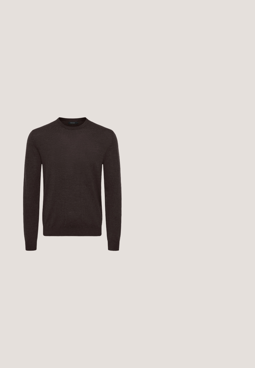 Pruun crew-neck särk, mis on valmistatud tekstuuriga kangast. Pikad varrukad ribikangast manseti ja veel. Sildil on sees suurus L.; Pruun herringbone-stiilis püksid, millel on sale lõige, esi-nööbiga kinni peetavad ja küljetaskud, valmistatud tekstureeritud kangast, millel on õrn sära.; Pruun nahast kleitking, mis hõljub beežil vaibal, taustal ümmargune merevaigukarva laud.; Pruunid ristkülikukujulised Armani Exchange päikeseprillid õhukeste metallist sangade ja toonitud läätsedega heledal taustal.; Pruun riba, millel on õhukesed diagonaalsed valged triibud, valmistatud siledast kangast, millel on terav lõpp ja ühtlane laius kogu ulatuses.; Pruun nahast vöö sileda viimistlusega, millel on hõbedane metallpannal. Vöö on lame ja ühes otsas kitsenev, nähtava õmblusega.