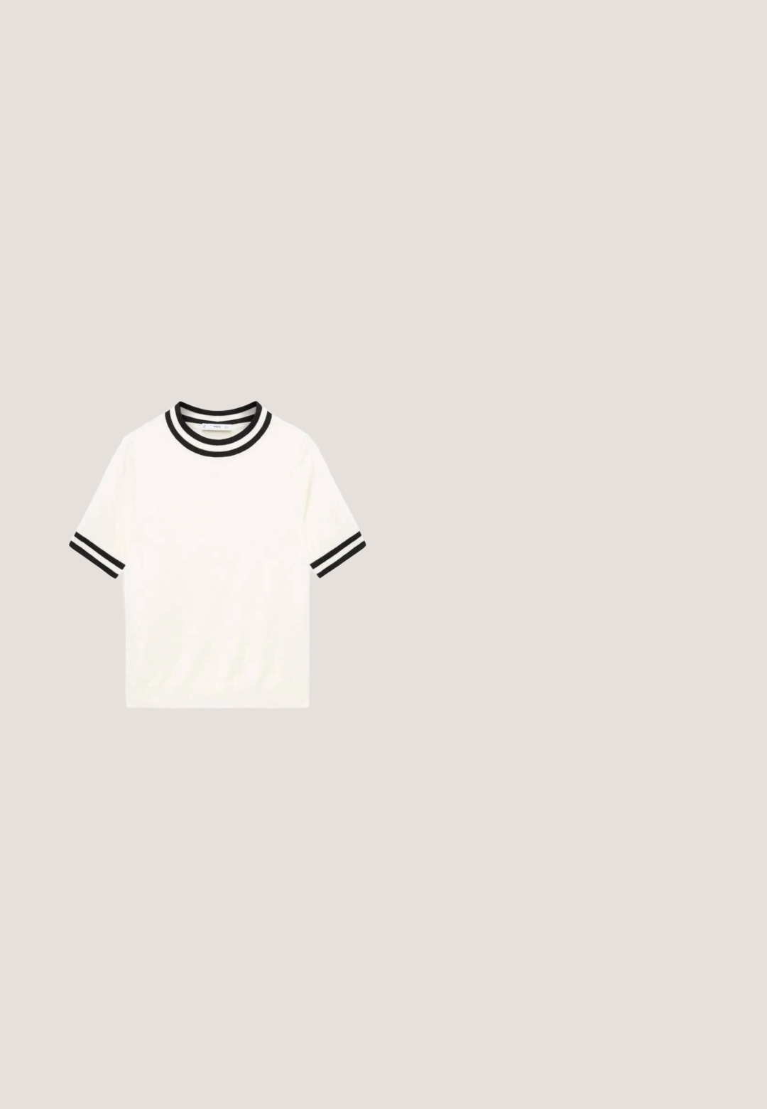 Kortærmet hvid t-shirt med rund hals, der har sorte striber på kraven og ærmerne. Lavet af glat stof med en afslappet pasform.; Sort ærmeløs bluse med dyb V-hals, tilpasset talje med to bundne sløjfer og let udvidet peplumkant, lagt fladt på hvid baggrund.; Sort omslagsnederdel lavet af tekstureret stof med knyttet talje, lige silhuet og en let frynset kant. Ingen synlige mønstre eller accenter.; Sort slidssandal med to justerbare remme med spændelukning og hvid kant langs kanterne, flad sål og åben tå.; Sorte katteøje-solbriller med mørke linser. Stellets arme har et flerfarvet stribet mønster på en lys baggrund. Glat plastikramme.; Sort læderpung med lynlås og struktureret finish. Har et guld brandlogo på forsiden, kompakt rektangulær form.
