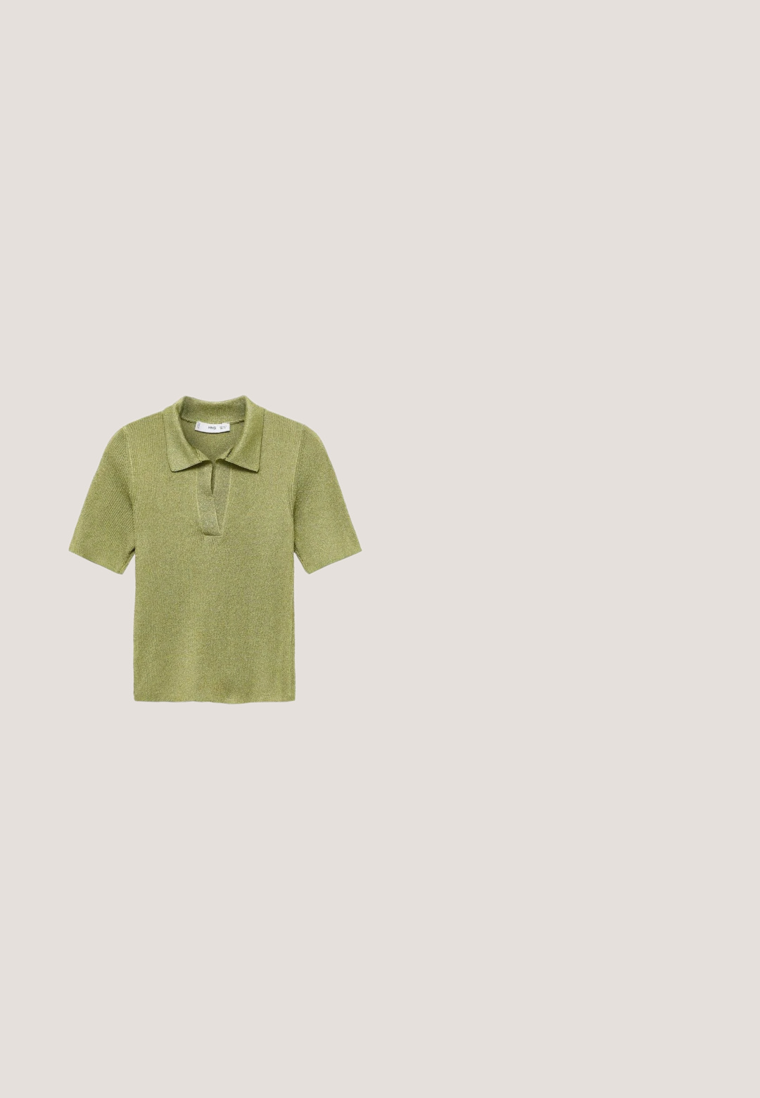 Kurzärmeliges grünes Polohemd aus strukturiertem Material, mit Kragen und einer teilweisen Knopfleiste. Schmaler Schnitt.; Helles beige Strickoberteil mit kurzen Ärmeln und angehängtem Schaldetail, das um den Hals drapiert ist.; Lockere olivgrüne Hose mit elastischem Bund, Kordelzug, Seitentaschen und elastischen Bündchen an den Knöcheln, flach auf weißem Hintergrund ausgelegt.; Niedriger Wildledersneaker mit olivgrünem Obermaterial, pinken Streifen, Gummisohle und Schnürverschluss, seitlich auf weißem Hintergrund gesehen.; Schwarze ovale Sonnenbrille mit braun getönten Gläsern und dünnen schwarzen Bügeln, dargestellt vor weißem Hintergrund.; Olivgrüne Lederhandtasche mit doppelten Griffen, Frontreißverschlusstasche, Schnallendetails und langen Quasten auf weißem Hintergrund.