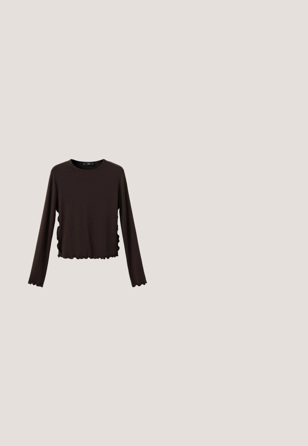 Chemise marron foncé à manches longues avec encolure ronde et bords ondulés aux manches et à l’ourlet, présentée sur fond blanc.; Gilet marron sans manches à col halter en V profond, trois boutons devant et deux poches fendues horizontales.; Pantalon marron à jambes larges avec une ceinture marron assortie, présenté à plat sur fond blanc.; Sandale plate en daim marron avec bout ouvert, bride à la cheville et boucle dorée sur semelle noire, présentée de profil sur fond blanc.; Lunettes de soleil rectangulaires écaille de tortue avec verres marron et branches fines en or sur fond blanc.; Sac cabas en daim marron foncé avec larges bretelles et forme trapézoïdale, doté d'une couture centrale et d'une texture lisse.