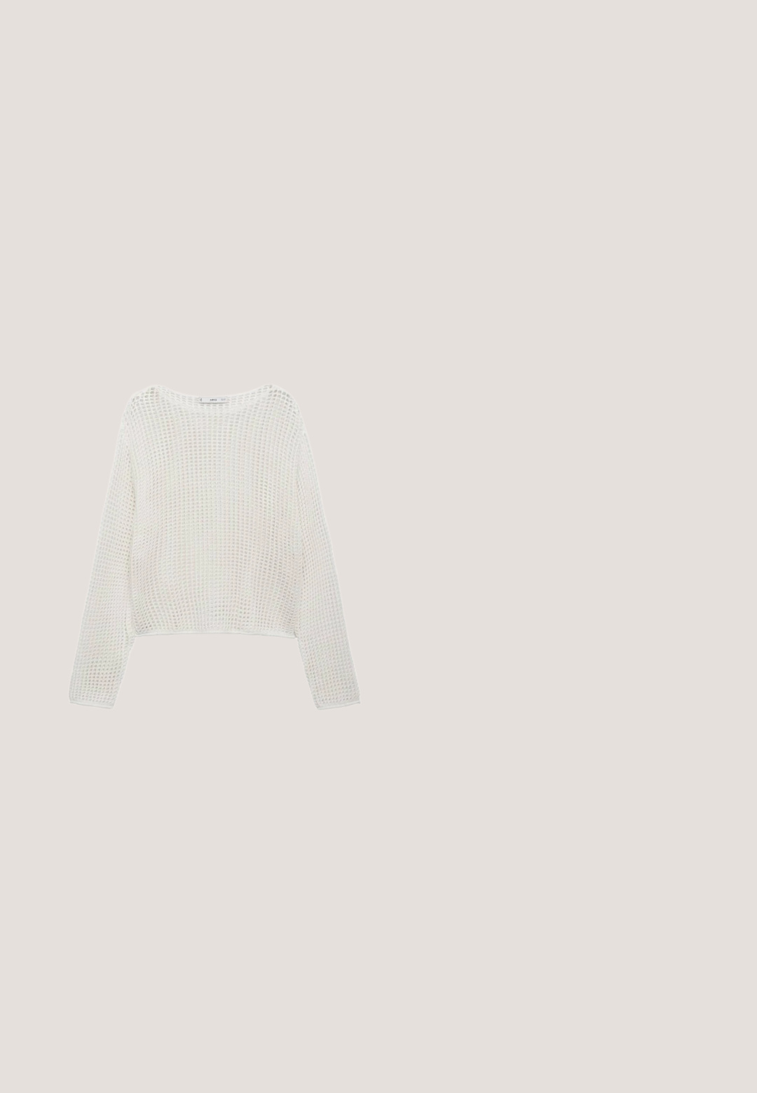 Hvid, langærmet striktrøje med et løst, struktureret mønster og en cropped pasform. Enkel halsudskæring og ribbet kantdetalje.; Mørkeblå denim haltertop med bred nakkestropp og bundet stofdetalje bagpå.; Lyseblå og hvide lodrette stribede vidde jeans med forlommer og knaplukning i taljen.; Sort flad lædersandal med et vævet mønster, bred rem og tåspids, vist fra siden på en hvid baggrund.; Brille med skildpaddeprint i rektangulær form, brune tonede glas og elegante sorte stænger. Tekstureret stel med subtile mønsterdetaljer.; Beige vævet taske med to mørkebrune justerbare læderremme og en sølvspænde på den ene rem.
