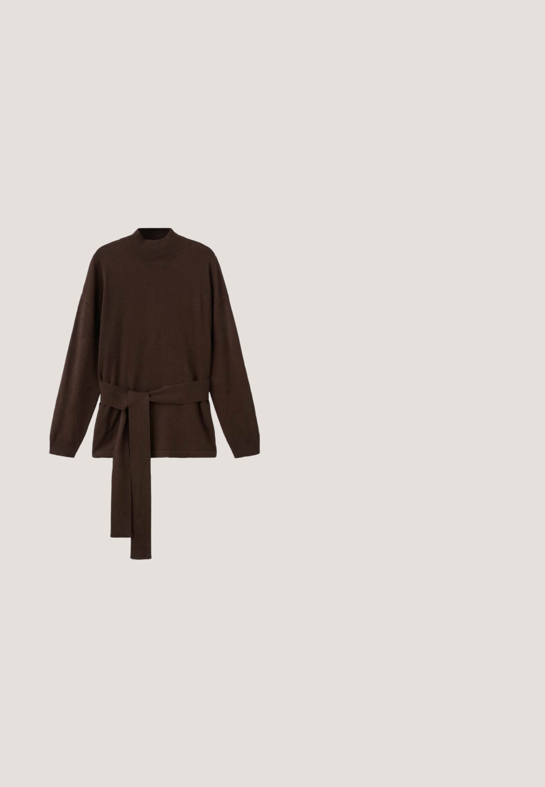 Brun strikket sweater med høj hals, lange ærmer og en matchende taljebind. Blød tekstur og afslappet pasform.; Brun ærmeløs haltervest med dyb V-hals, tre knapper foran og to vandrette slidser i lommerne.; Brune læder brede bukser med en glat tekstur, der har folder foran og et klassisk taljebånddesign.; Brune ruskind knæhøje støvler med spids tå, flad hæl, glat tekstur og et simpelt, elegant design. Ingen synligt hardware eller udsmykninger.; Katteøje-solbriller i skildpaddeskal med brune linser og små krystaller indlejret langs stellets arme og kanter.; Mørkebrun vævet halvmåne-taske med runde top-håndtag og en aftagelig lang skulderrem på en hvid baggrund.