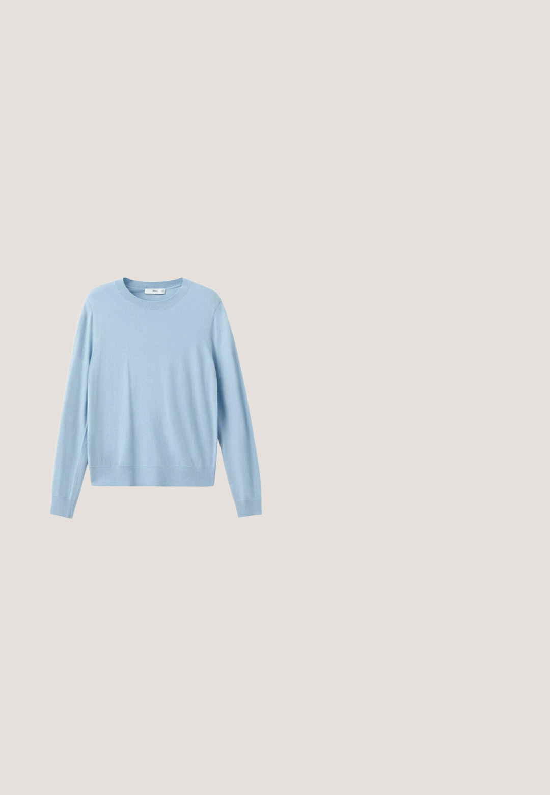 Pull à col rond manches longues bleu clair avec poignets et ourlet côtelés, présenté à plat sur un fond blanc.; Chemise à manches longues rayée bleu et gris avec col et deux poches avant, posée à plat sur un fond blanc.; Pantalon tailleur bleu clair à fines rayures, avec passants de ceinture, poches latérales et fermeture éclair à l'avant.; Chausson bleu clair à enfiler avec bout fermé et semelle noire, conçu pour une utilisation intérieure.; Lunettes rectangulaires noires à montures fines et verres légèrement teintés, vues de face sur un fond blanc.; Trousse de toilette rectangulaire bleue avec fermeture éclair et petite étiquette métallique de la marque au centre avant sur fond blanc.