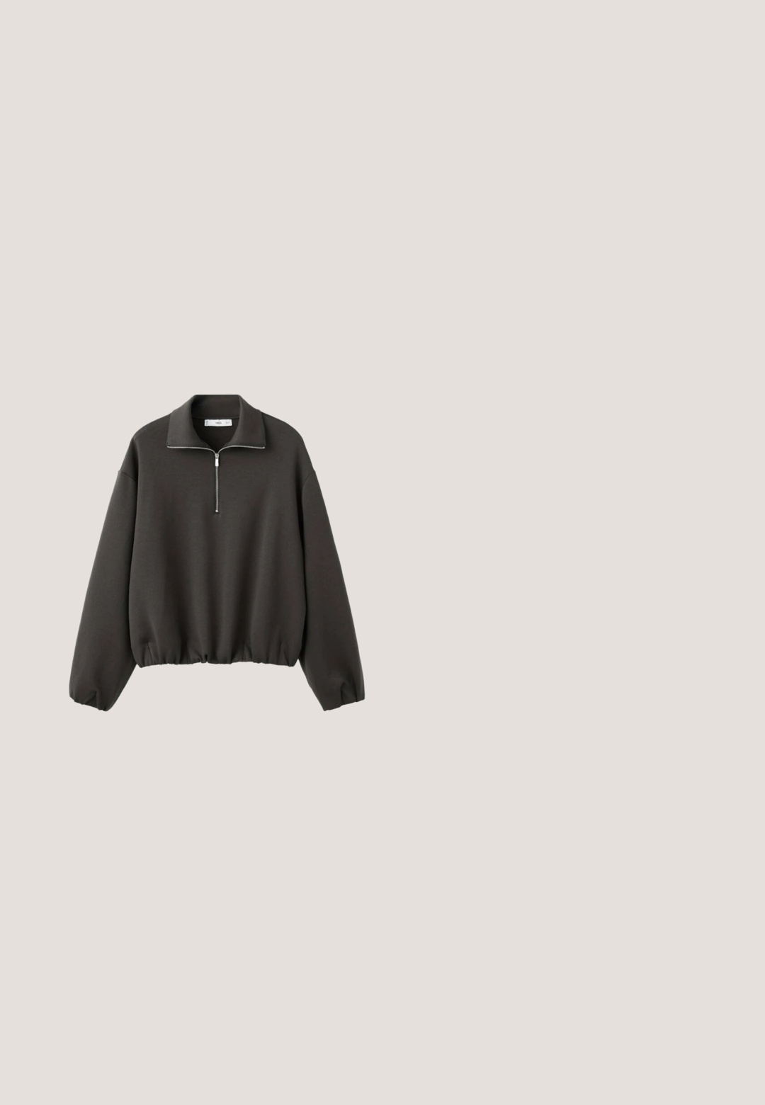 Sweat-shirt à col montant gris foncé, avec une courte fermeture éclair à l'avant et un ourlet élastiqué. Tissu doux avec une coupe décontractée et ample.; Blouse sans manches marron foncé avec un décolleté en V profond, un large col et un détail froncé au centre devant.; Jean en denim marron à jambes droites avec un design à cinq poches, fermeture par boutons et coutures apparentes. La texture du tissu paraît solide et lisse.; Escarpin slingback en cuir brun foncé avec bout pointu et talon mi-haut évasé, doté d'une bride réglable avec boucle argentée.; Lunettes de soleil œil de chat bourgogne avec des verres foncés, monture en plastique lisse et accents dorés sur les côtés. Design stylé et angulaire.; Sac à main en cuir brun craquelé, de forme ovale, avec deux poignées arrondies et des petits pieds en métal. Dispose d'une fermeture éclair sur le dessus.