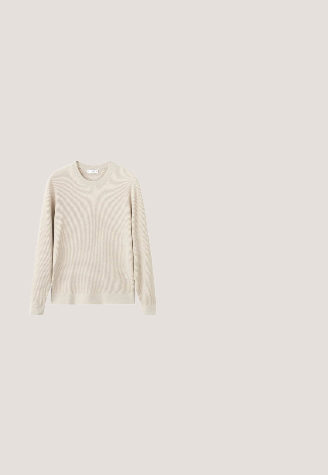 Pull beige côtelé à manches longues et col rond. Fabriqué dans un matériau doux, il présente une coupe décontractée et des détails minimaux.; Veste boutonnée beige clair avec col, manches longues, une poche poitrine et deux poches latérales, présentée sur fond blanc.; Pantalon en lin beige clair avec une jambe droite, bouton devant, deux poches latérales et une texture lisse. Coupe ajustée avec des coutures discrètes.; Mocassin beige en daim à enfiler avec semelle en jute tressée, détails cousus le long des bordures supérieures, talon plat et bout rond.; Lunettes de soleil rectangulaires claires avec une monture translucide beige et des verres teintés foncés, reposant sur une surface blanche.; Grand sac de voyage vert olive avec des poignées noires, une poche zippée à l'avant et une bandoulière réglable fixée d'un côté.