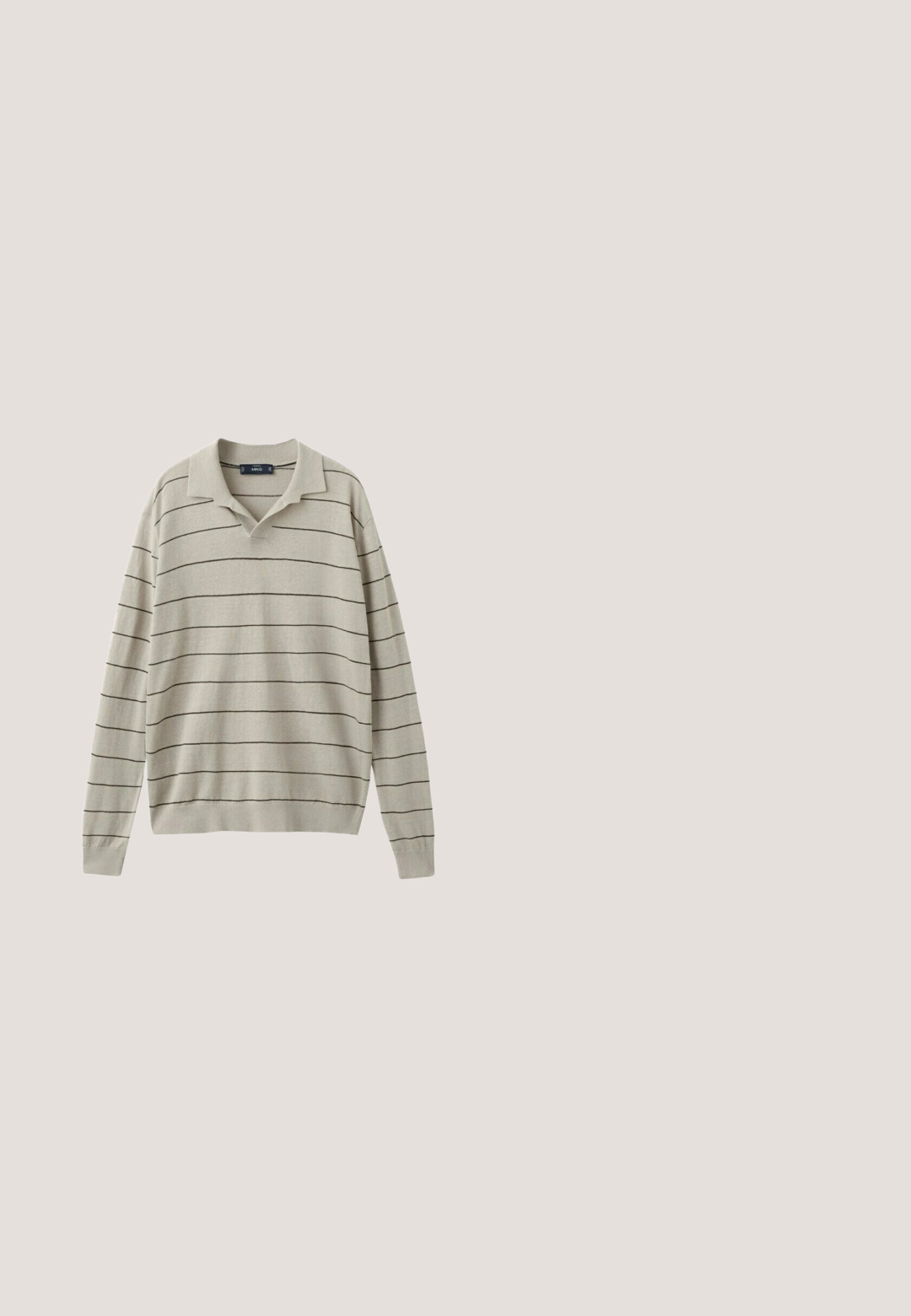 Pull en maille beige clair à manches longues avec de fines rayures horizontales noires et un petit col ouvert.; Veste-chemise boutonnée vert olive foncé avec deux poches à rabat à l'avant et un col classique.; Shorts décontractés marron foncé avec bouton à l’avant, fermeture éclair, passants de ceinture et poches latérales, présentés sur fond blanc.; Botte Chelsea en cuir brun foncé avec panneaux latéraux élastiques, languettes à l'avant et à l'arrière, et semelle en caoutchouc épaisse à crampons.; Lunettes de soleil rectangulaires teintées vert foncé avec une fine monture en métal argenté et des branches en plastique noir.; Grand sac de voyage vert olive avec des poignées noires, une poche zippée à l'avant et une bandoulière réglable fixée d'un côté.