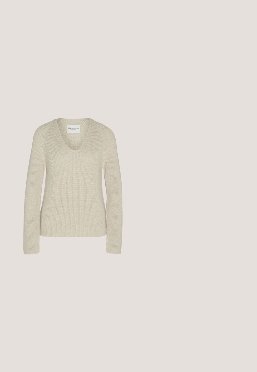 Beige strikket sweater med V-udskæring, lange ærmer og en afslappet pasform, der har et tekstureret stof og subtile ribbede detaljer.; Hvid T-shirt med rund hals, korte ærmer, slank pasform og ribbet stofstruktur, vist på en ensfarvet lys grå baggrund.; Lyseblå vidde denimjeans med høj talje, frontknap, lynlås og femlomme-design på ensfarvet baggrund.; Beige slip-on træsko med perforeret top, justerbar rem og tyk polstret sål designet til afslappet komfort.; Sorte firkantede solbriller med mørkegrønne linser, der har kraftige stel og sølvdetaljer på siderne. Fremstillet i Italien.; Guldmetalløshængere med firkantet form, glatte kanter og en poleret overflade, der reflekterer lys med en blank finish.