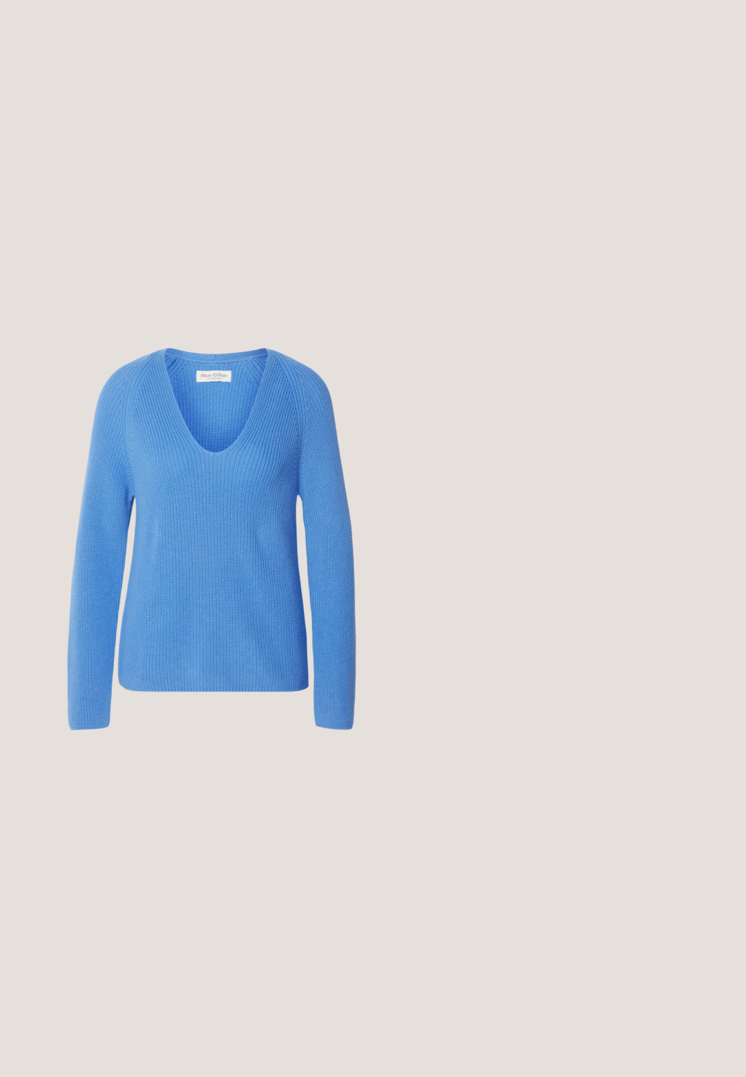 Marc O'Polo LONGSLEEVE V NECK - Striktrøje - shiny sky; Langærmet hvid bomulds T-shirt med rund halsudskæring og tætsiddende design, med glat tekstur og uden udsmykninger.; Lyseblå, trompetformede jeans lavet af denim, med høj talje, fem lommer og en let falmende farve mod kanten. Sølvfarvet knaplukning.; Hvid lavtop sneaker med hvide snørebånd og gummisål vist fra siden på en neutral baggrund.; Lyseblå taske med krokodillepræg, kort håndtag og aftagelig skulderrem. Glat tekstur med lynlås.; Par små, skinnende sølv hoops med rund base, vist på en ensfarvet lys baggrund.
