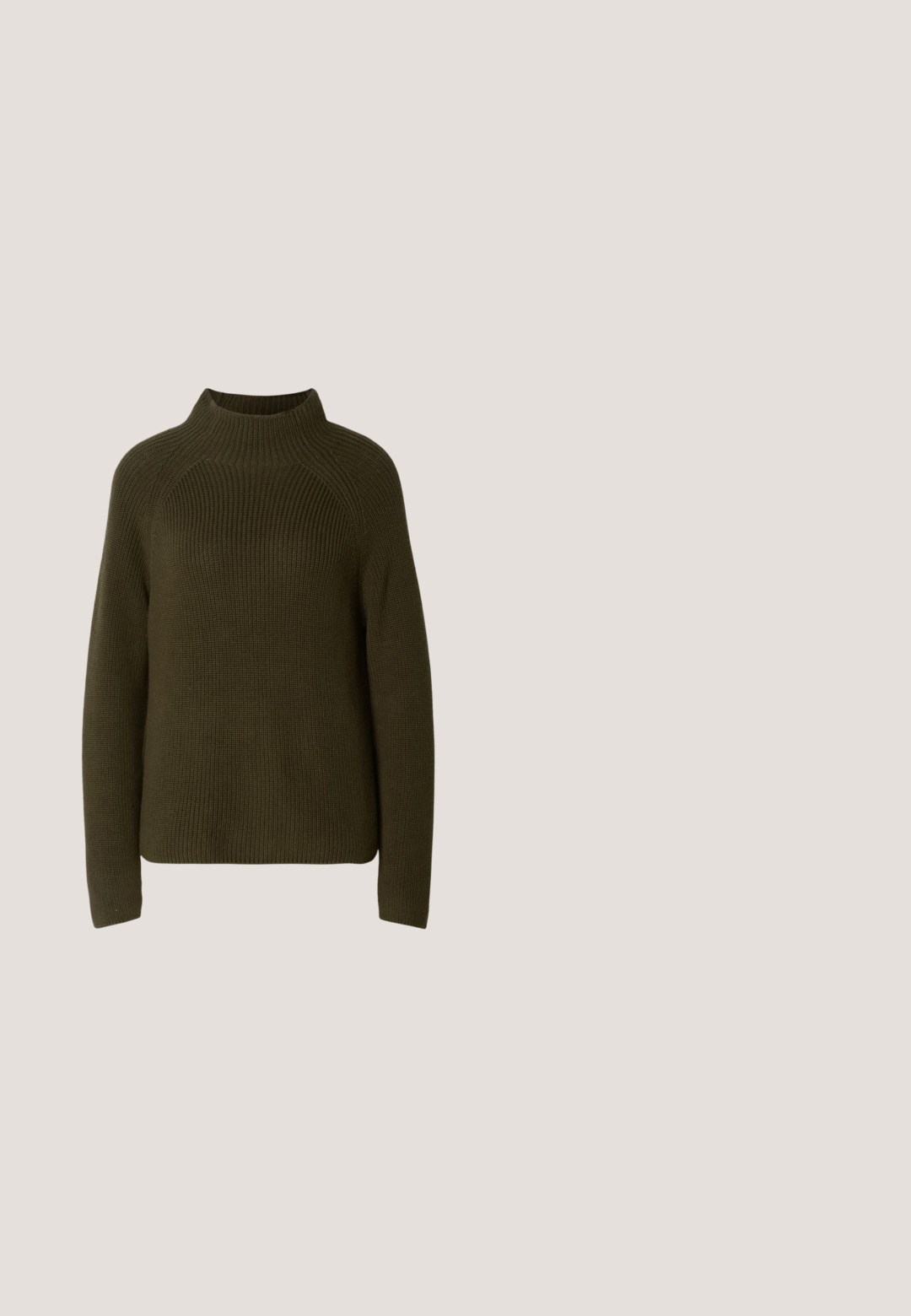 Pull en olive foncé avec un col montant, texture côtelée et manches longues. Présente une coupe décontractée et un design d'épaule sans couture.; Camisole beige clair avec un motif à rayures verticales, fines bretelles réglables et coupe décontractée. Texture lisse avec un léger éclat.; Jupe plissée jaune pâle avec une taille portant le logo Lacoste. Fabriquée en matériau léger, elle présente un design fluide et une texture douce.; Bottines en cuir noir avec talon cubique, posées sur un banc en bois à l'extérieur, avec de l'herbe et des pierres blanches en arrière-plan.; Sac à main en cuir marron avec une forme structurée, doté d’une poignée supérieure et d’une longue bandoulière réglable. Fini texturé avec un minimum de détails.; Ceinture en cuir noir large enroulée avec une grande boucle carrée matelassée et une ardillon en métal sur fond clair.
