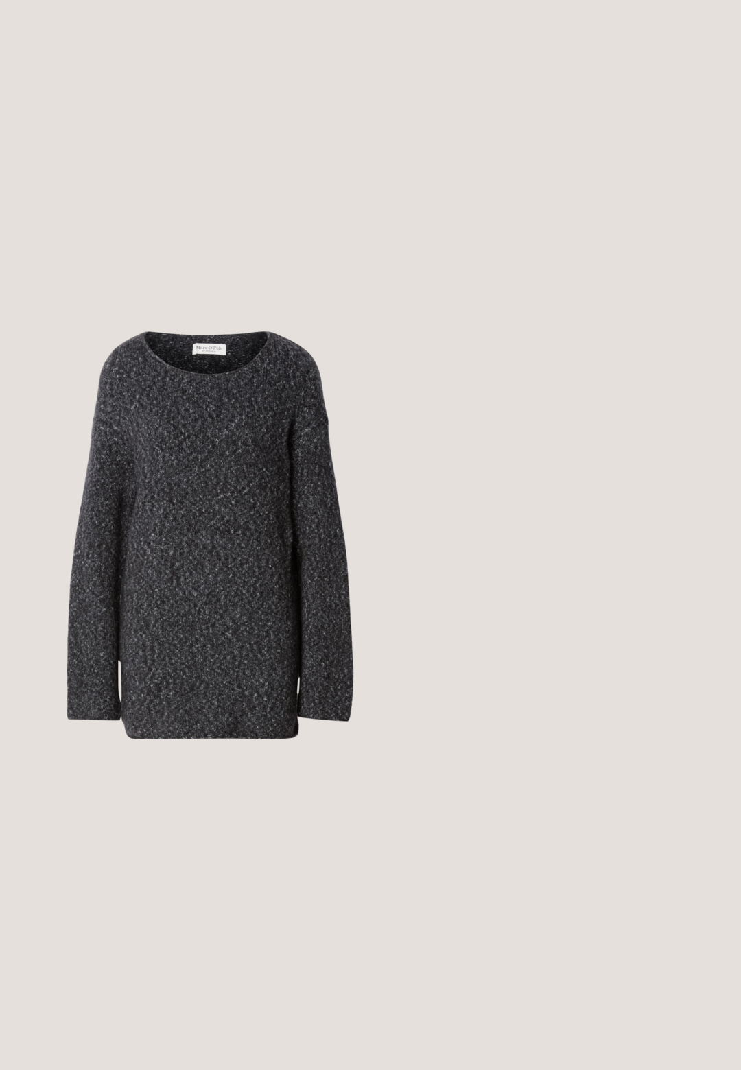 Mørkegrå strikket sweater med bred halsudskæring, lange ærmer og en afslappet pasform. Blød tekstur med et subtilt meleret mønster.; Lyseblå T-shirt med korte ærmer og rund hals, med subtilt logo i midten af brystet, vist på en ensfarvet hvid baggrund.; Sort faux læder mini nederdel med omslag foran, der er sikret med en knap på højre side, glat struktur og let glans.; Sort læder ankelstøvle med spids tå, tætsiddende silhuet og lav, konisk hæl. Glat tekstur, minimalistisk design.; Sort og sølv håndtaske med en vævet, struktureret overflade med firkantede mønstre, en enkel top håndtag og et slasket design.; Sølvfarvede hoops med et glat, afrundet design og en lille rød, hvid og blå stribe som accent. Sikret stud-bagside.