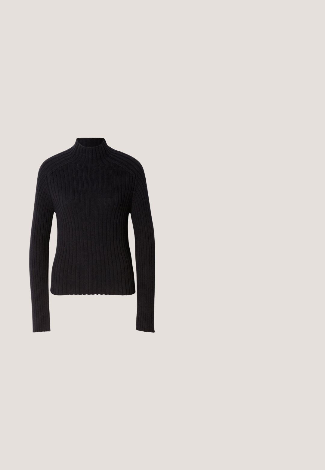 Suéter negro de cuello alto con mangas largas, diseño ajustado y superficie texturizada. Fabricado con un tejido de punto elástico.; Top sin mangas rojo con cuello alto y detalle de lazo. Tela suave con un diseño entallado, sin patrones ni herrajes visibles.; Una minifalda negra con una silueta recta, confeccionada en tela suave, que presenta una tablilla lateral para mayor detalle y un dobladillo limpio.; Zapato plano negro de cuero con punta afilada, correa ajustable con hebilla de metal, textura suave y diseño minimalista.; Bolso de mano de cuero negro con forma redondeada, decorado con detalles de tachuelas plateadas y un asa corta. Textura lisa y cierre con cremallera.; Pendiente de aro de plata con un acabado pulido, que presenta pequeños detalles en dorado y una forma redonda, llevado en el lóbulo.