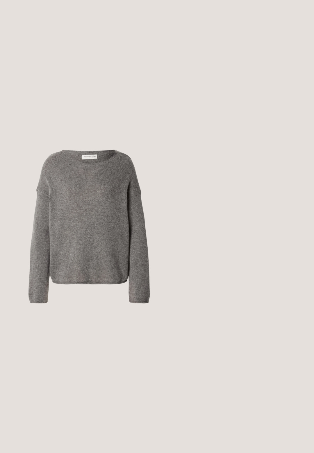 Grå strikket sweater med løs pasform, bred halsudskæring og lange ærmer. Stoffet virker blødt og har en tekstur, der antyder varme.; Grå knap-op skjorte lavet af blødt stof, med krave, lange ærmer, en brystlomme og en knap-lukning ved ærmerne med logo detaljer.; Mørkeblå vidde jeans med høj talje, guldknap-detaljer, to for- og baglommer samt kontrastsyede detaljer. Tekstureret denim stof.; Sort læder ankelstøvle med firkantet tå og kraftig blokhæl. Glat tekstur og minimalistisk design. Sidelukning for nem påklædning.; Sort læder hobo taske med en blød, skinnende tekstur og en rund, åben top. Har en bred, buet strop til bæring. Ingen synlig hardware.; Sølvmetal øreringe med et bølgende, skulpturelt design, der har en poleret overflade og uregelmæssige former, hvilket fremhæver en moderne æstetik.