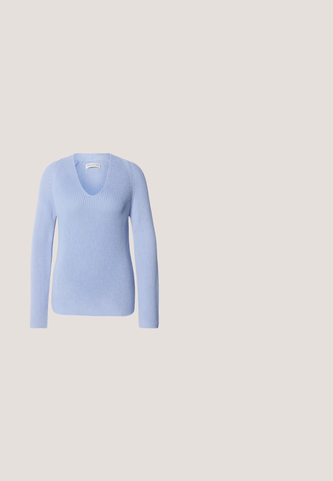 Hellblaues, gestricktes Sweatshirt mit V-Ausschnitt, langen Ärmeln und gerippter Textur. Entworfen mit einer schmalen Silhouette und dezentem Stichdetail.; Marineblaues Cordhemd mit Knopfleiste, Kragen und Dreiviertelärmeln. Merkmale sind ein taillierter, geraffter Saum und eine weiche Textur.; Mos Mosh CARIE - Stoffhose - maritime blue; Damen Ballerina aus marineblauem Wildleder mit niedrigem Absatz, rundem Zehenbereich und Blockabsatz auf weißem Hintergrund.; Schwarze strukturierte Lederhandtasche mit Fronttasche, goldener Kette und Leder-Schulterriemen sowie dem "Anna Field"-Logo vorne.; Paar kleine silberne Creolen mit unregelmäßigen wellenförmigen Formen und Stecker-Verschlüssen auf schlichtem weißem Hintergrund.