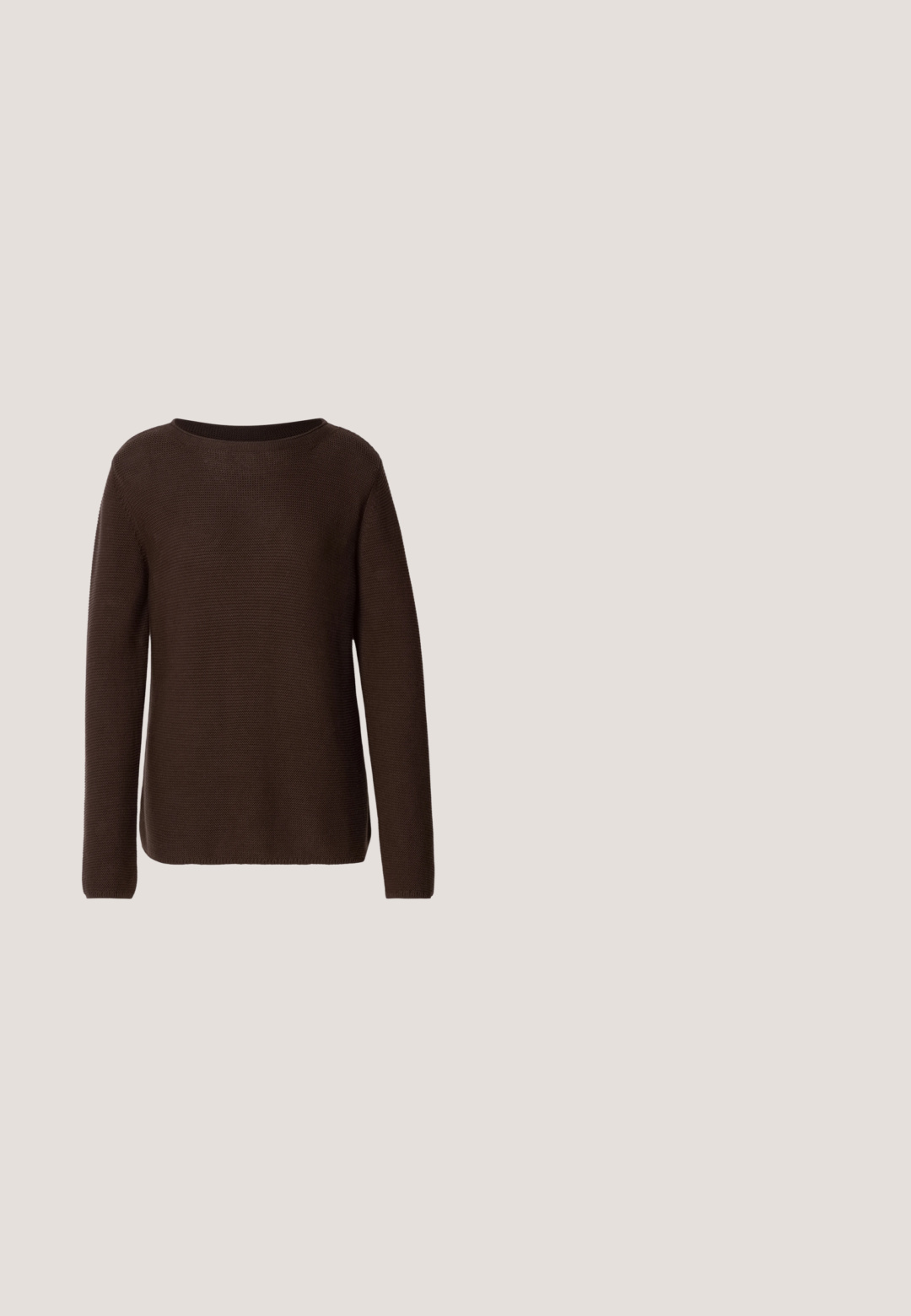 Bruine gebreide trui met een brede halslijn, lange mouwen en een textuurpatroon. Het ontwerp heeft een ontspannen pasvorm en een rechte zoom.; Beige corduroy overhemdjack met een kraag, een sluiting met vijf knopen en een enkele borstzak. Zachte textuur met verticale ribbels.; Beige katoenen broek met rechte pijpen, een knoopsluiting aan de voorkant en een gladde textuur. Voorzien van standaard riemlussen en een platte voorkant.; Bruine loafer van suèdeleer met veterdetail, witte en tankleurige rubberen zool, zijaanzicht op een effen lichte achtergrond.; Bruine suede tote bag met twee lange handvatten, trekkoordsluiting en een gladde textuur. Kenmerkt zich door een eenvoudig ontwerp en minimale accenten.; Delicate dubbel gelaagde gouden ketting met gelijkmatig verdeelde kleine witte pareltjes op een eenvoudige lichte achtergrond.