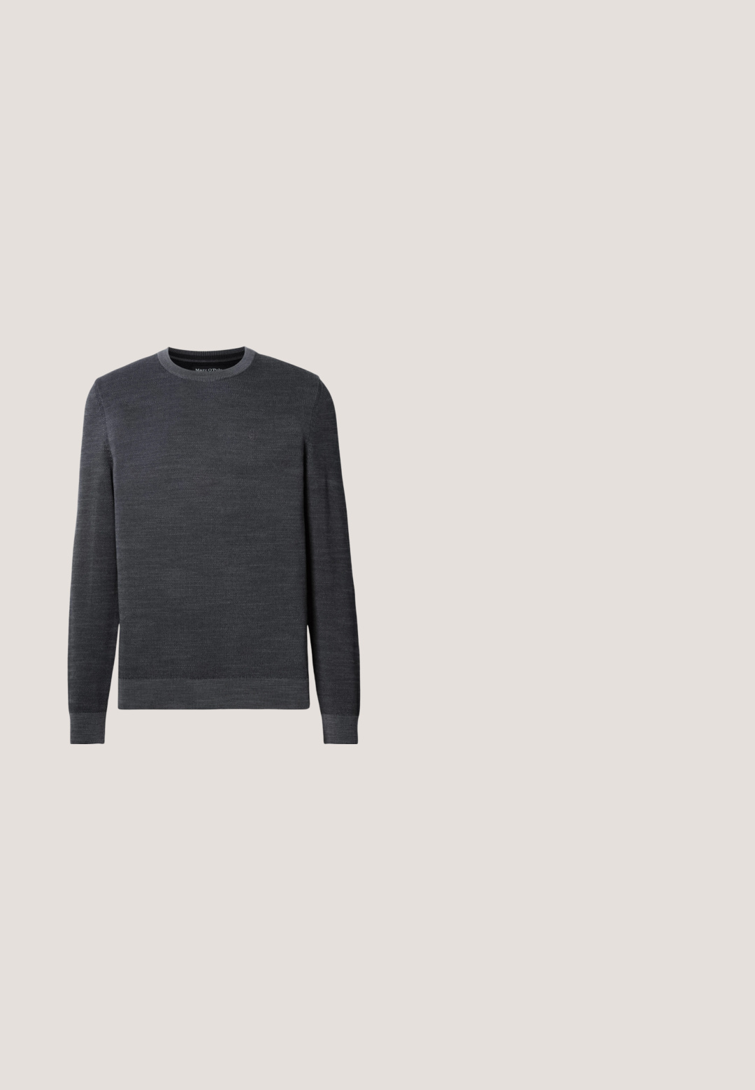 Pull en gris foncé avec un col rond, des manches longues et un tricot texturé. Petit logo sur la poitrine, poignets et ourlet côtelés.; Chemise boutonnée gris clair, en tissu texturé, avec un col, deux poches poitrine et cinq boutons sur le devant.; Shorts beige ajustés mi-genou avec passants de ceinture et plis à l'avant sur un fond uni clair.; Bottine en cuir noir avec des panneaux élastiques sur les côtés, texture lisse, bout rond et semelle plate, posée au-dessus d'une table en bois contre un arrière-plan de verdure.; Sac à dos en nylon noir pour ordinateur portable avec double poignées et une bandoulière amovible. Possède une poche zippée à l'avant et une texture lisse.; Ceinture en cuir noir roulée avec une boucle métallique argentée rectangulaire sur un fond clair uni.