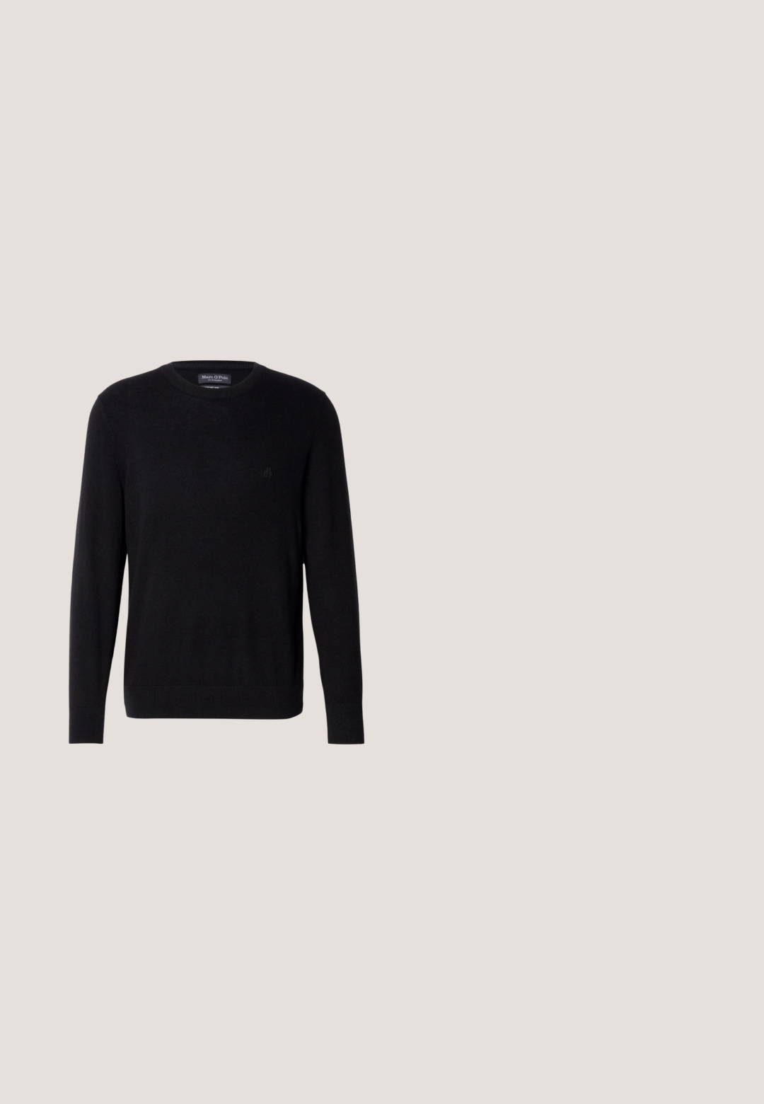 Pull en tricot noir avec un col rond, des manches longues et des poignets côtelés. Présente un logo discret sur la poitrine. Texture de tissu douce.; Veste-chemise en laine noire avec un col pointu, une fermeture à boutons sur le devant et deux poches poitrine. Dotée de boutons ton sur ton et d'une coupe décontractée.; Pantalon noir en tissu doux, doté d'une ceinture à cordon de serrage, d'une coupe slim et d'une jambe fuselée. Aucun motif ou accent notable.; Bottine en cuir noir avec une finition lisse, des panneaux latéraux en maille élastique et une semelle robuste avec un motif de crampons visible.; Sac fourre-tout en nylon noir comprenant deux poignées courtes, une bandoulière amovible et une poche zippée à l'avant. Comprend une étiquette de logo de marque.; Ceinture en cuir noir roulée avec une boucle métallique argentée rectangulaire sur un fond clair uni.