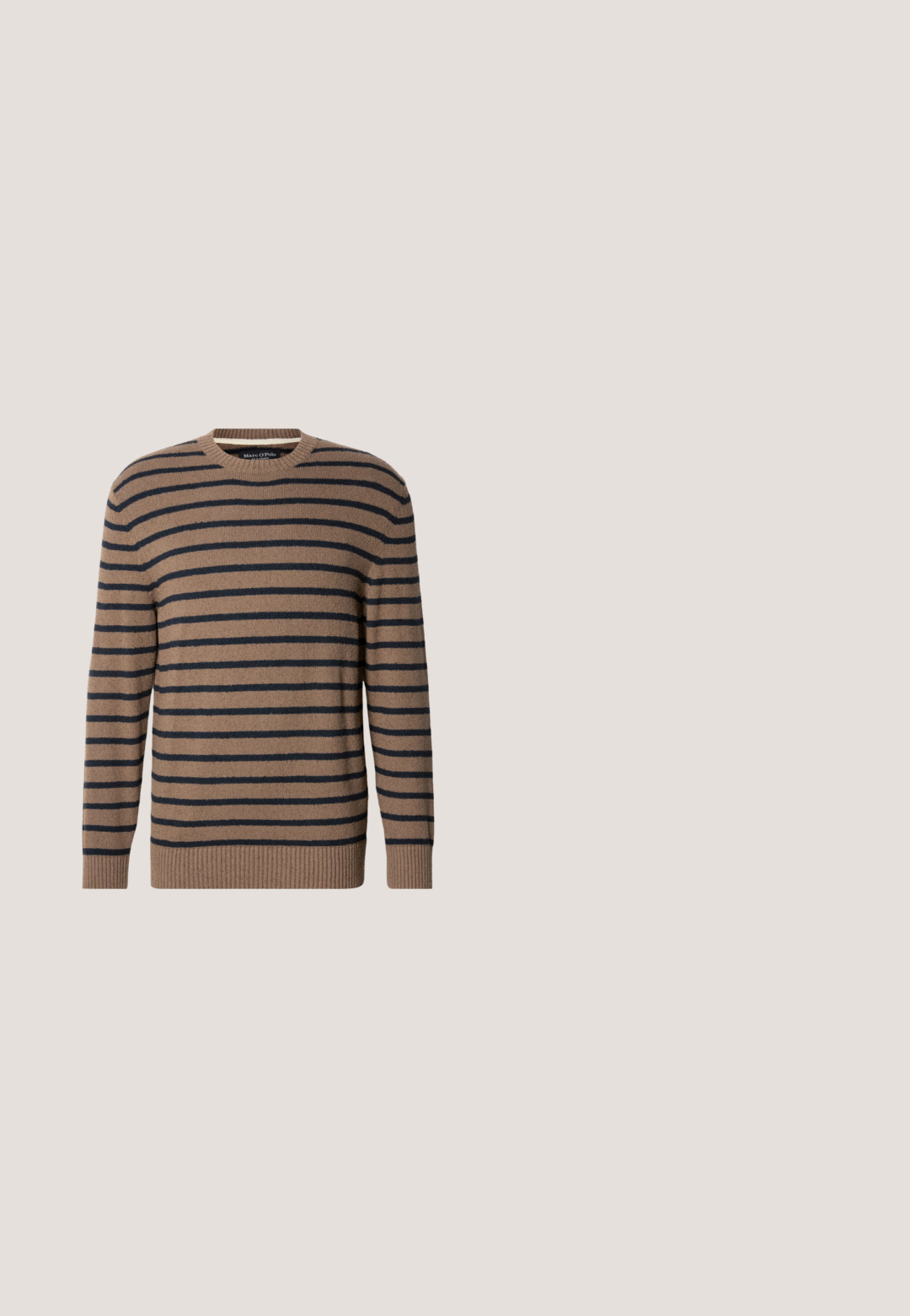Braun-navy gestreifter Pullover mit Rundhalsausschnitt, langen Ärmel und gerippten Bündchen, aus weichem Strickmaterial gefertigt.; Braunes Hemd mit Knöpfen aus strukturiertem Stoff, langen Ärmeln, zwei Brusttaschen und schwarzen Knöpfen. Klassisches Kragendesign.; Braune Leinen-Shorts mit elastischem Bund, Kordelzug, Gürtelschlaufen und seitlichen Taschen.; Braune Wildleder Chelsea-Stiefel mit elastischen Seiteneinsätzen, flachem Absatz und einer Zugschlaufe an der Rückseite. Glatte Textur und stromlinienförmiges Design.; Dunkelbraune Crossbody-Tasche aus strukturiertem Leder mit mehreren reißverschlussgesicherten Fächern und einer Vordertasche mit Klappe.; Brauner Wildledergürtel mit einer silbernen Metallschnalle und linienförmigem Stitching-Detail. Der Gürtel ist flach und hat eine klassische Breite und Form.