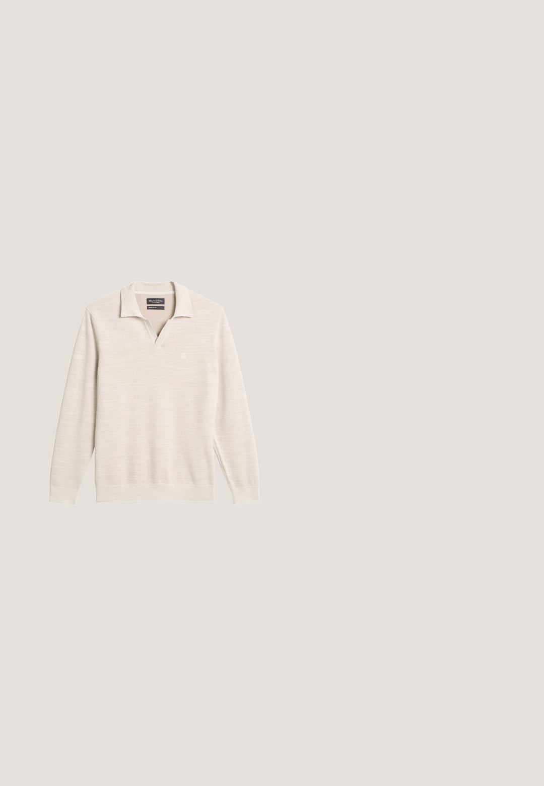 Pull-over beige clair avec un col en V et un design à col. Fabriqué en tissu tricoté texturé, avec un petit logo sur la poitrine.; Chemise boutonnée en laine marron avec un col pointu, deux poches poitrine et des boutons noirs. Texture douce avec une coupe décontractée.; Pantalons en coton beige avec une coupe droite, poches avant et fermeture à un bouton. Longueur cheville avec une texture lisse.; Bottines chelsea en Suède beige avec des panneaux élastiques sur les côtés, une semelle en caoutchouc plate et une languette à l'arrière pour un enfilage facile.; Petit sac bandoulière beige avec poche avant zippée, logo métallique ALDO, sangle large ajustable et forme rectangulaire arrondie sur fond blanc.; Collier de perles blanches avec des intercalaires en strass argentés et un fermoir chaîne en argent, présenté sur un fond clair uni.