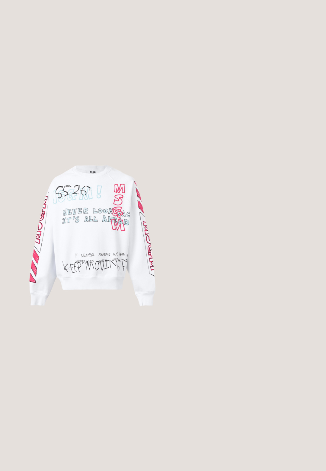 Hvid sweatshirt med lange ærmer og flerfarvet håndskrevet tekst, herunder "MSGM," "Se aldrig tilbage, det hele ligger foran," og "Bliv ved med at bevæge dig fremad."; Henrik Vibskov BIG  - Skjorter - dark blue; Billionaire Boys Club CASINO PANT - Jeans Straight Leg - light wash blue; Hvid og blå lavtop sneakers med blå snørebånd, perforerede sider, "Versace Jeans Couture" guldlogo på siden og hvid sål.; Sorte solbriller med rektangulære stel, blåtonede linser og mat finish. Har rundede kanter og forlængede arme for en sikker pasform.; Sort duffel bag fremstillet af nylon med guldfarvet hardware, dobbelte håndtag, aftagelig skulderrem og logo detaljer på siden.
