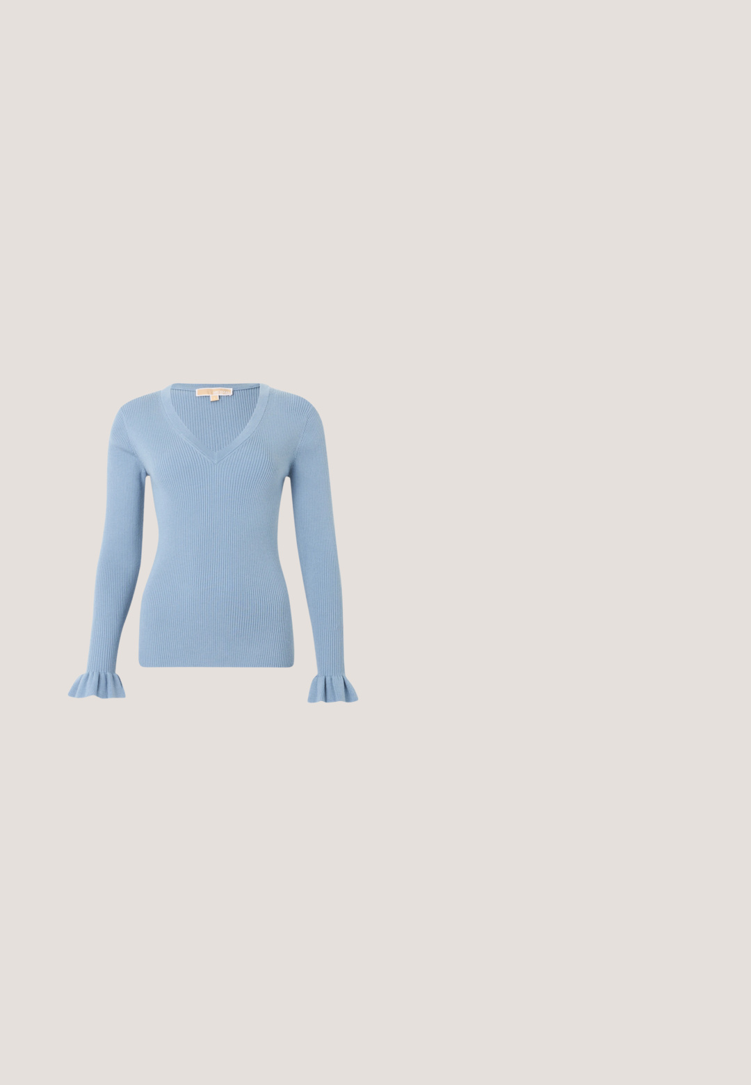 Pull en maille côtelée bleu clair avec col en V et manches longues terminées par des poignets à volants.; Chemise en denim bleu foncé à manches courtes, col en V large, avec col et deux poches poitrine devant avec coutures visibles.; Jean en denim bleu clair à coupe droite, taille haute, poches avant, passants de ceinture et fermeture par boutons.; Chaussure bateau en cuir bleu avec semelle beige, lacets marron passés à travers des œillets dorés, présentée de profil sur un fond blanc.; Sac à main en daim bleu marine avec poignée torsadée et bandoulière amovible, portant un petit logo doré "Coccinelle" à l'avant.; Boucles d'oreilles en argent avec des accents circulaires en ton or, ornées d'un motif ajouré, mettant en valeur une finition polie et un design moderne et épuré.