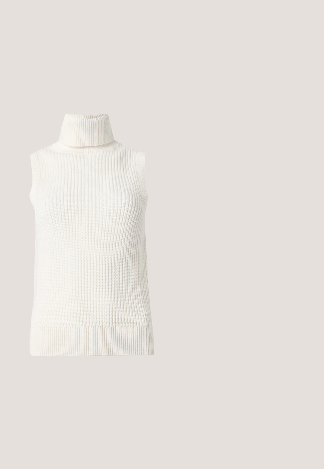 Ärmelloser weißer gerippter Rollkragenpullover mit dickem Kragen und strukturiertem Stoff, dargestellt auf einfachem hellen Hintergrund.; Dunkelblaue Jeansjacke mit dezentem, durchgehendem Diamantmuster, vorderen Druckknöpfen, Brusttasche und dem Schriftzug „KARL LAGERFELD JEANS“ auf der Tasche.; Cargohosenrock mit Camouflage-Muster in Dunkelgrün und Schwarz, mit hoher Taille, vier Taschen und metallic Akzenten. Mittellang und gerade geschnitten.; Beiger High-Heel-Schuh mit spitzer Spitze und kleinem goldfarbenem Emblem, aufrecht stehend auf reflektierender Oberfläche neben einem Metall-Organizer für Akten.; Braune Ledertasche mit doppelten Schulterriemen, Reißverschluss oben und kleinem goldenen Markenlogo vorne.; Goldene Creolen mit rechteckigen weißen Einlagen, nebeneinander auf einem schlichten hellen Hintergrund präsentiert.