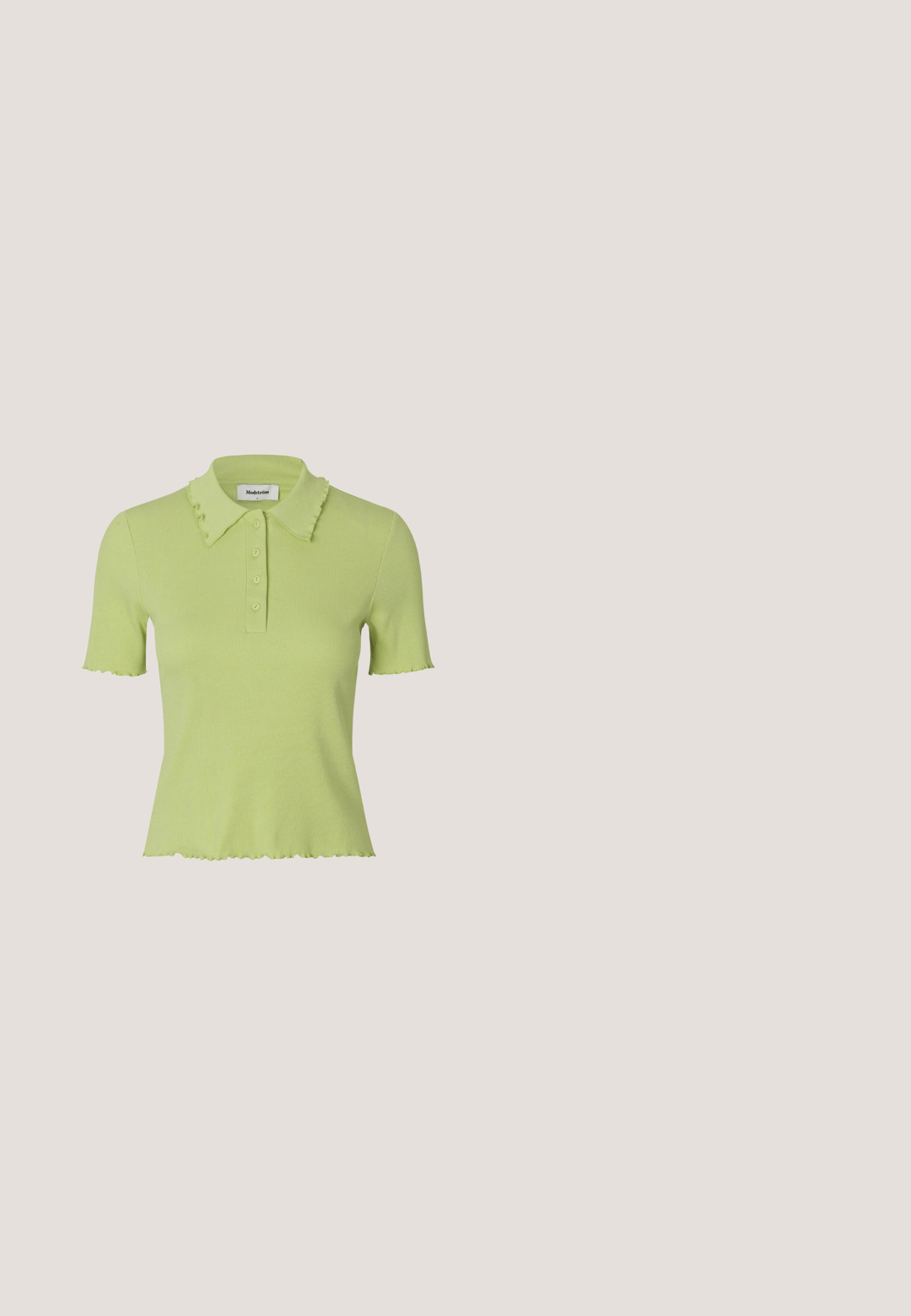 Polo de punto acanalado verde claro de manga corta con cuello y dobladillo con volantes, cuatro botones en la tapeta y bordes de las mangas con forma ondulada.; Camisa de pana gris recortada con mangas largas, dos bolsillos en el pecho y cuello puntiagudo. La tela tiene un sutil patrón texturizado.; Pantalones de pierna ancha de color verde claro con cinturilla elástica y cordón, bolsillos delanteros y detalles sutiles de costura.; Zapatillas con parte superior de cuero crema, acentos en azul claro, detalles perforados, cordones planos y una suela de goma texturizada.; Bolsa tote verde con tela texturizada y arrugada y asas anchas, mostrada sobre un fondo claro y liso.; Dos pulseras sobre una superficie blanca: una de perlas blancas con cierre dorado, y otra cadena dorada con cinta verde y colgantes de corazón y otros amuletos.