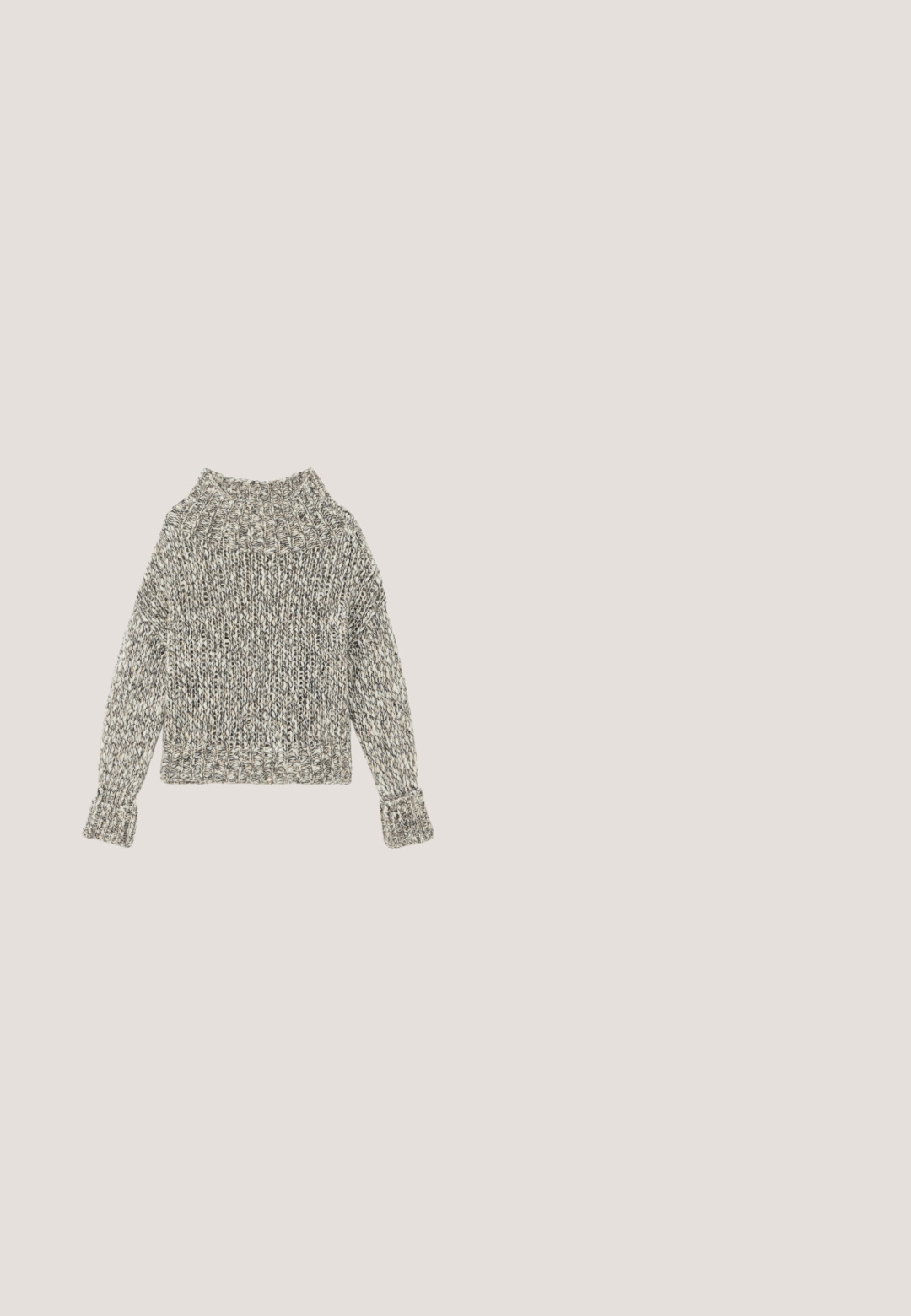 Pull en tricot épais dans des teintes crème et gris. Il présente un large col et des poignets côtelés, avec une coupe carrée et un motif texturé tout au long.; Haut à manches longues blanc en coton, dotée d'un col ras du cou simple et d'une coupe ajustée. Le tissu est lisse avec une légère élasticité.; Pantalons ajustés à carreaux beiges et noirs avec une jambe droite, dotés de passants de ceinture et de poches latérales, fabriqués dans un tissu lisse.; Bottine en cuir vert olive avec un bout arrondi, un panneau élastique et un talon épais noir. Texture lisse et détails de couture subtils.; Sac à bandoulière en cuir vert olive avec ferrures dorées, rabat incurvé, poignée supérieure unique et sangle en tissu réglable.; Boucles d'oreilles dorées avec des chaînes pendantes ornées de gemmes transparentes et vertes de différentes formes, y compris des carrés et des diamants.
